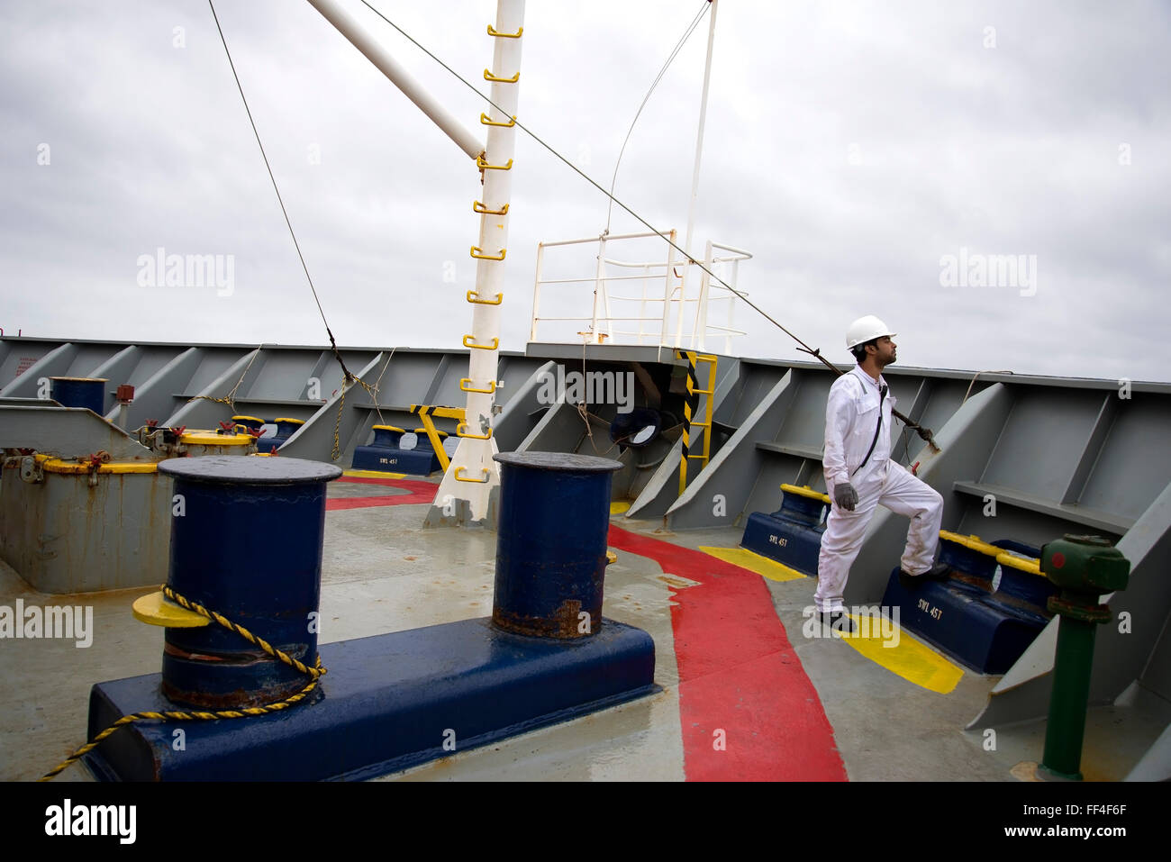 Capo contempla la vista da fo'c'sle deck su Utrillo nave portacontainer nell'Oceano Pacifico en route Sydney Australia Foto Stock