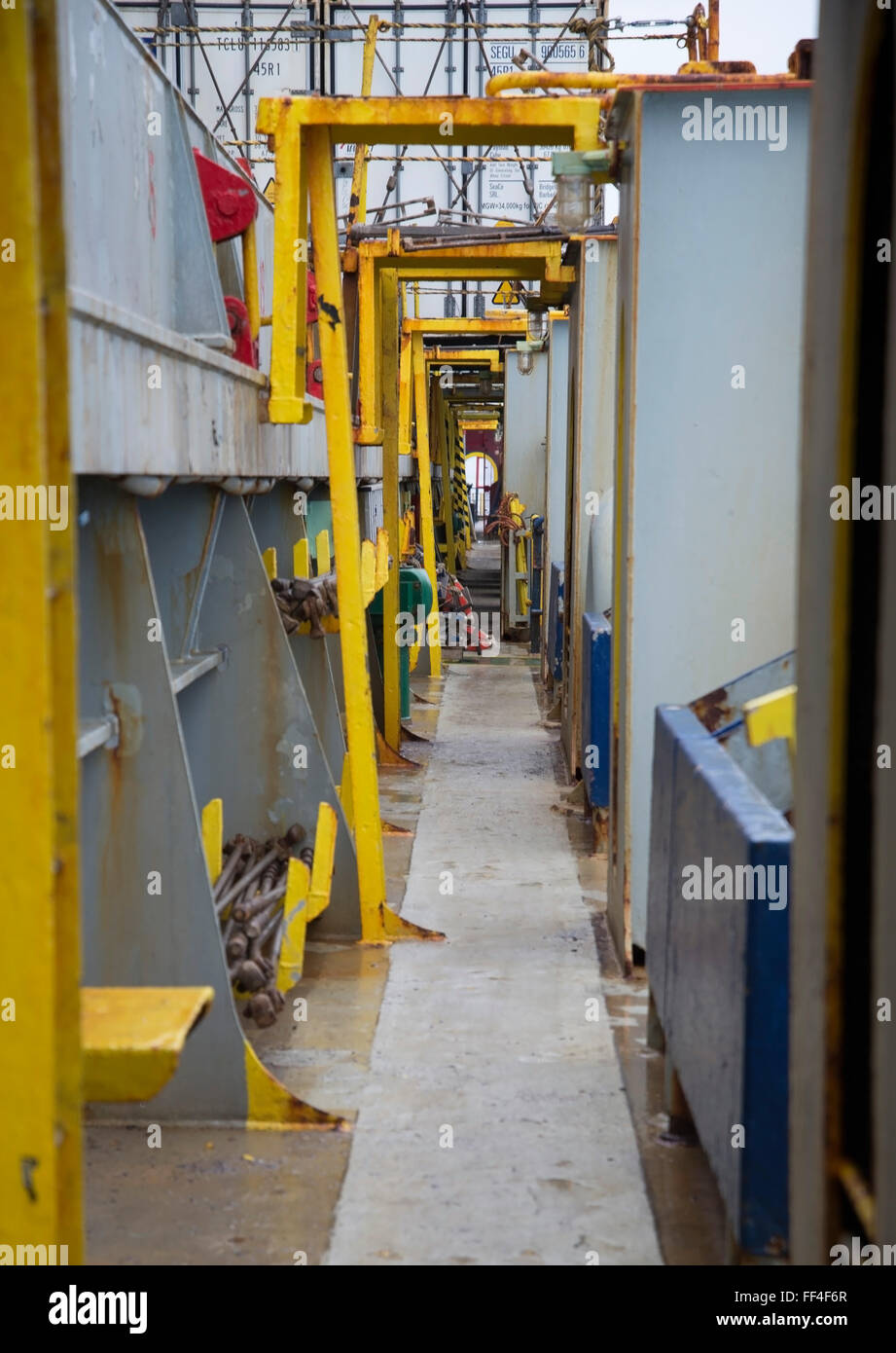 Lungo corridoio all'interno del contenitore nave corre per tutta la lunghezza della nave. Foto Stock