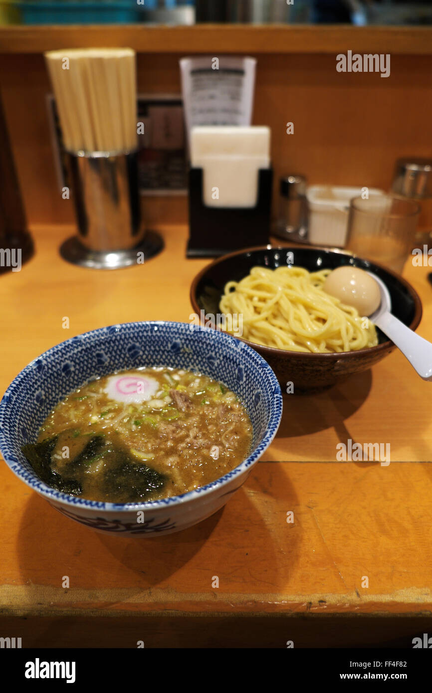 A che serve di tsukemen (immersione ramen noodle) al ristorante Rokurinsha, Tokyo Ramen Street, Tokyo Foto Stock