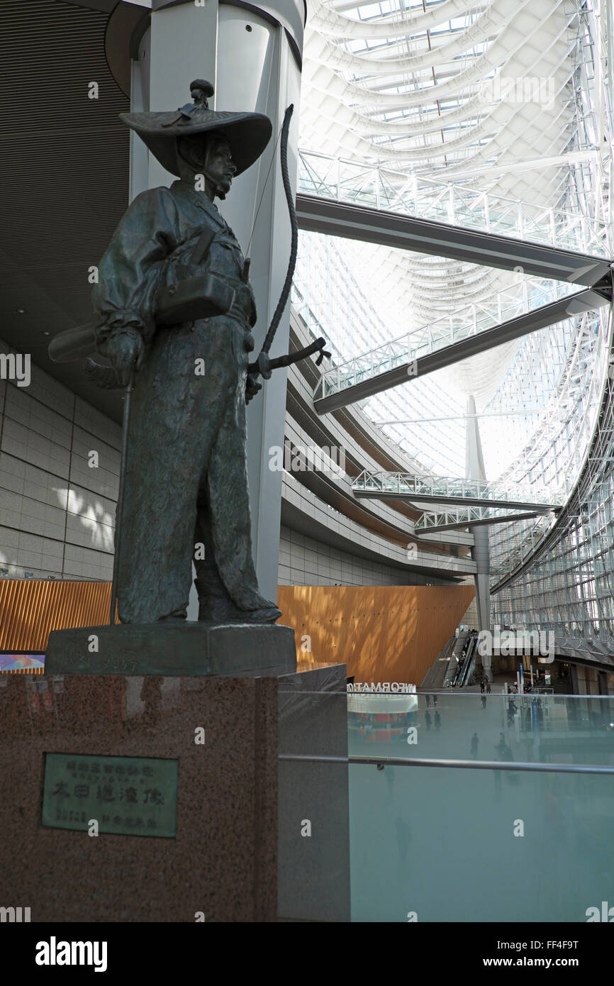 Statua di Ota Dokan in Tokyo International Forum Building, Giappone Foto Stock