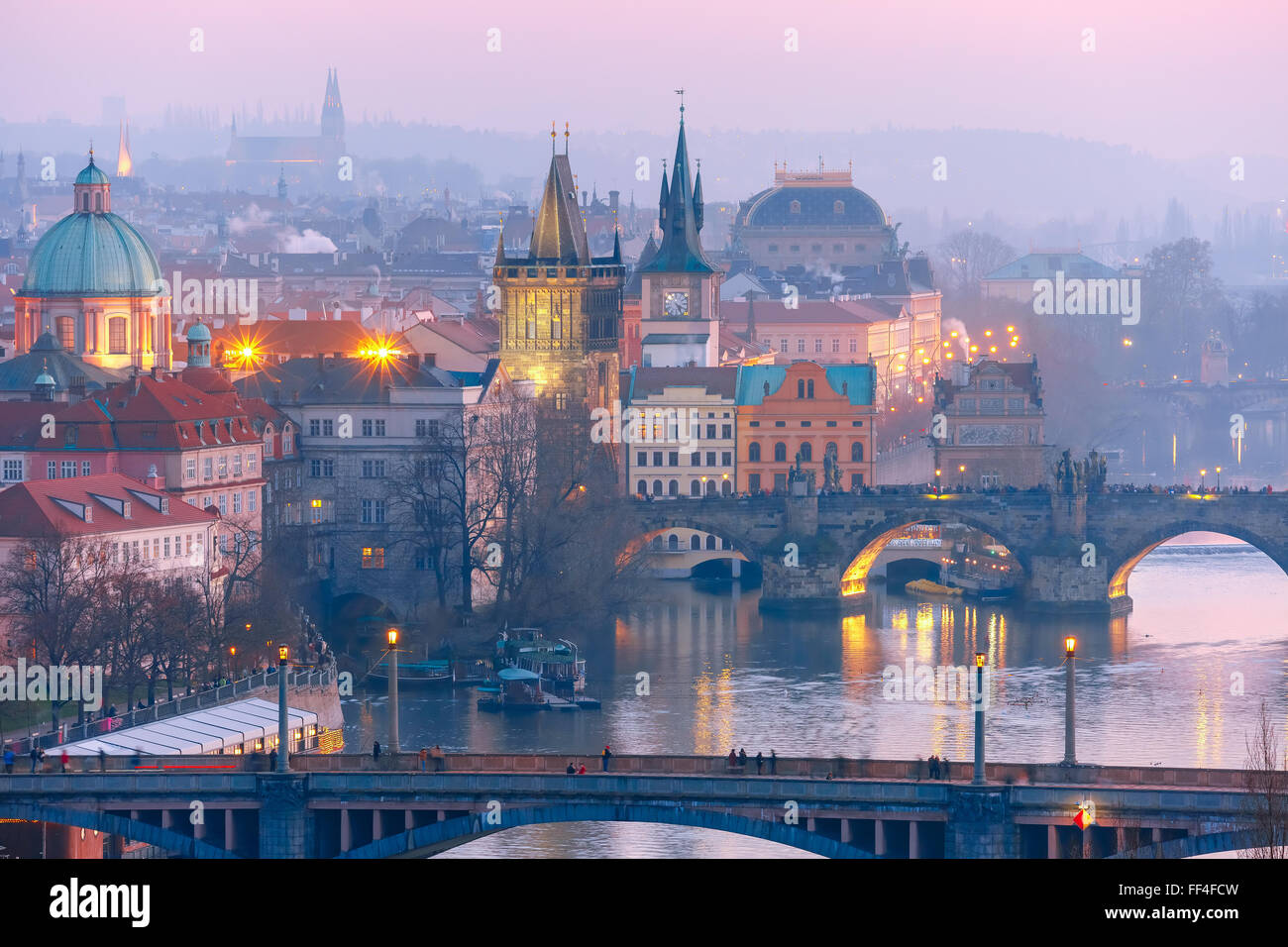 Vista dall'alto di ponti sul fiume Moldava a Praga Foto Stock