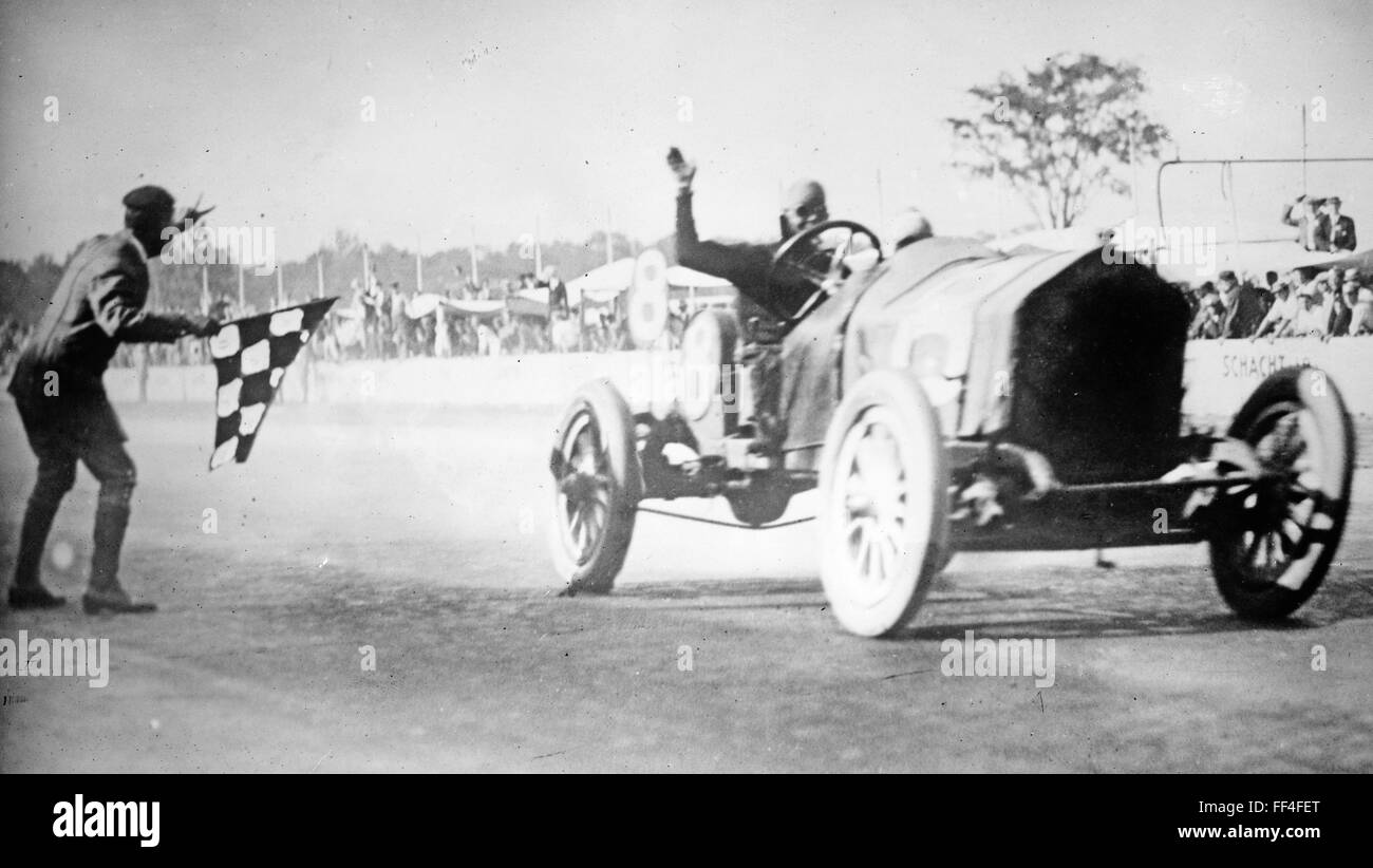 JOE DAWSON (1889-1946) American racing driver vincendo il 1912 Indianapolis 500 il 30 maggio in vettura n. 8 Foto Stock