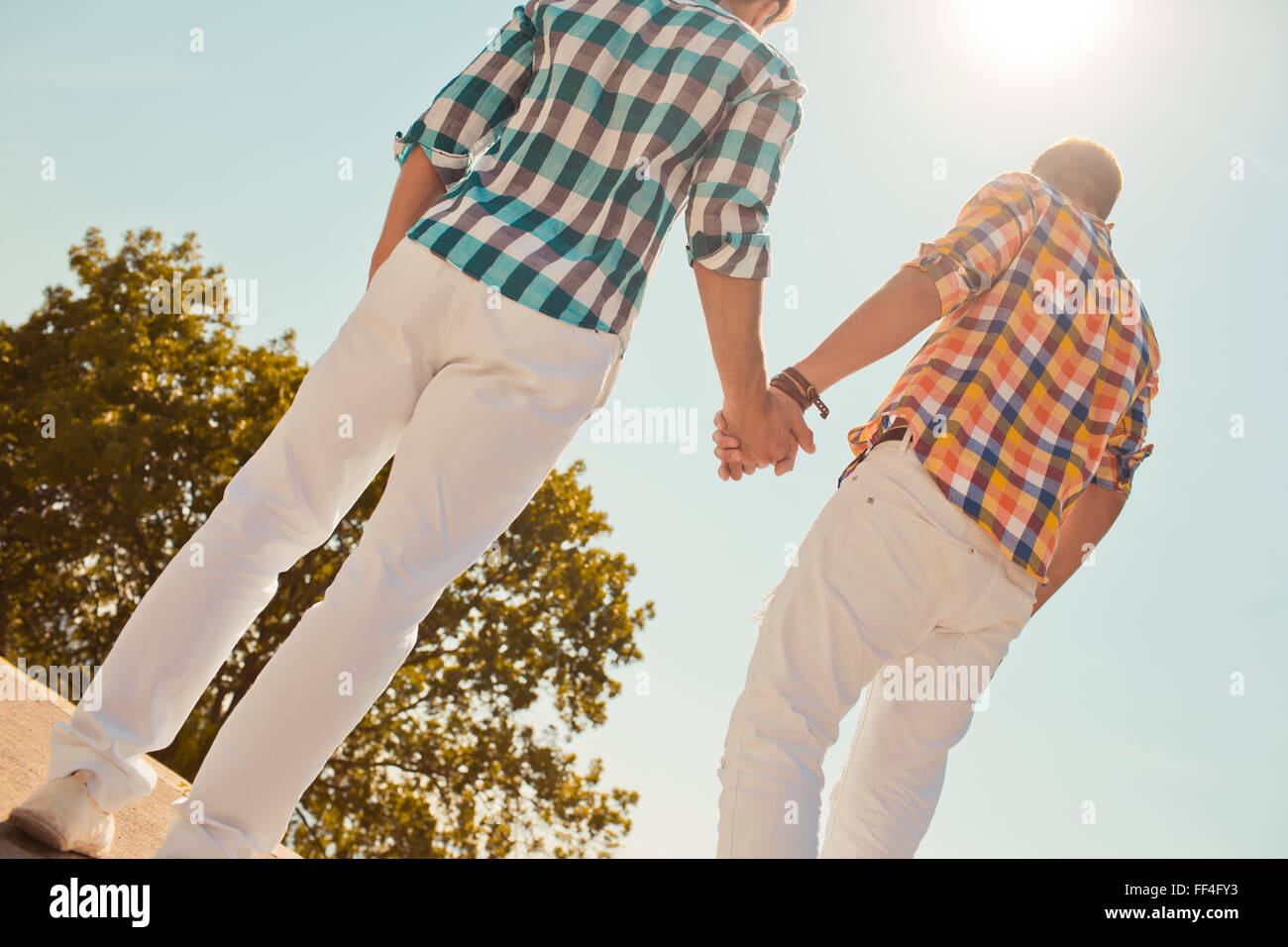 Due fidanzati in abiti estivi tenendo le mani Foto Stock