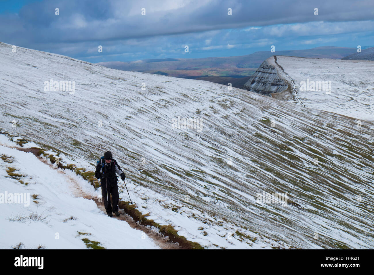 Walker sul sentiero che conduce alla vetta del Pen y Fan in inverno la neve, il Parco Nazionale di Brecon Beacons, Powys, South Wales, Regno Unito Foto Stock