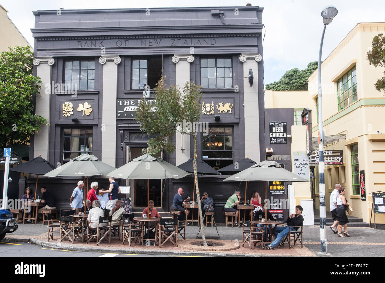 Seduto fuori al bar,cafe pub nella vecchia banca della Nuova Zelanda edificio in Devonport,Auckland,l'isola nord,Nuova Zelanda,pacifico, Foto Stock