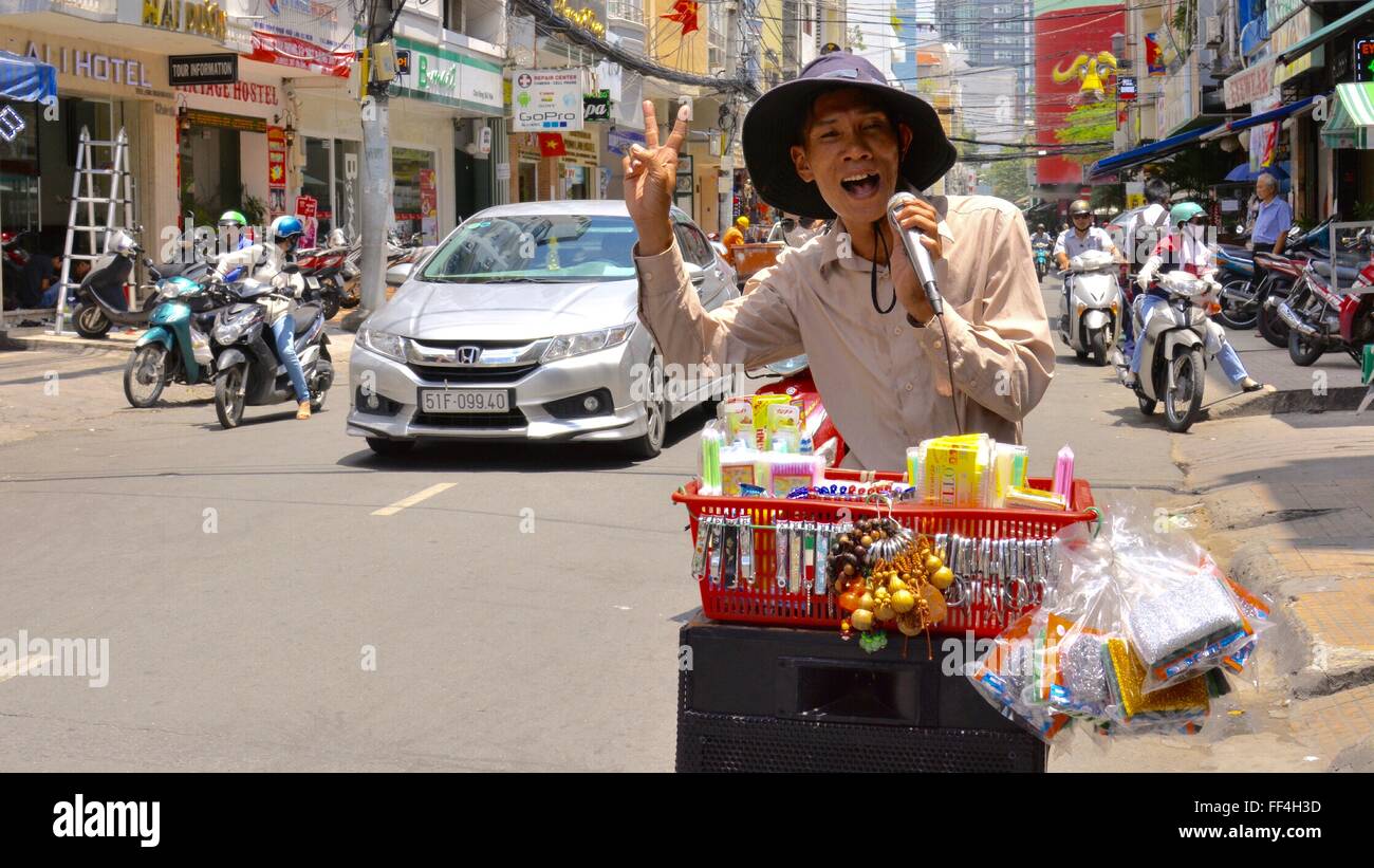 Il cantante di strada venditore Ho Chi Minh City Vietnam Foto Stock