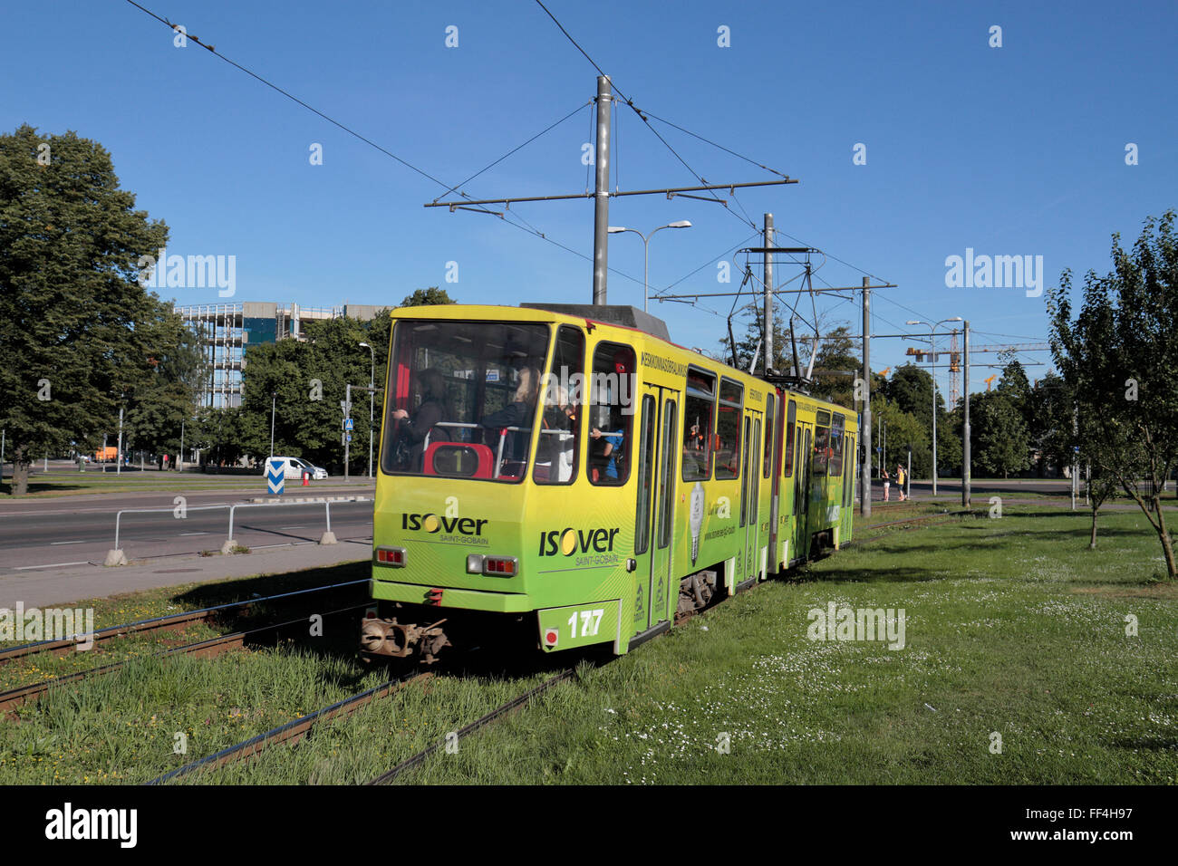 Un tram elettrico a Tallinn in Estonia. Foto Stock