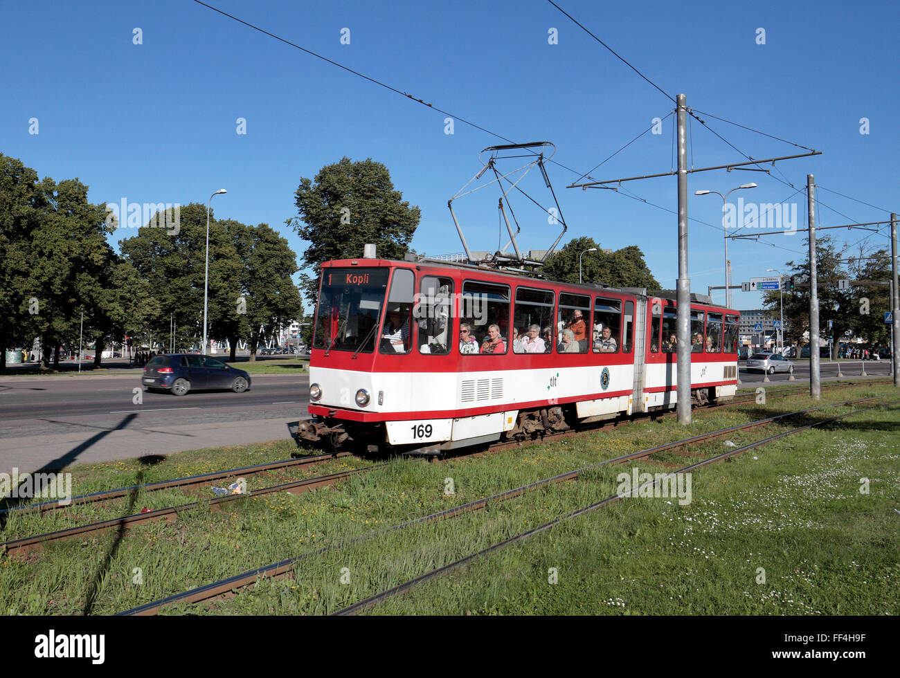 Un tram elettrico a Tallinn in Estonia. Foto Stock
