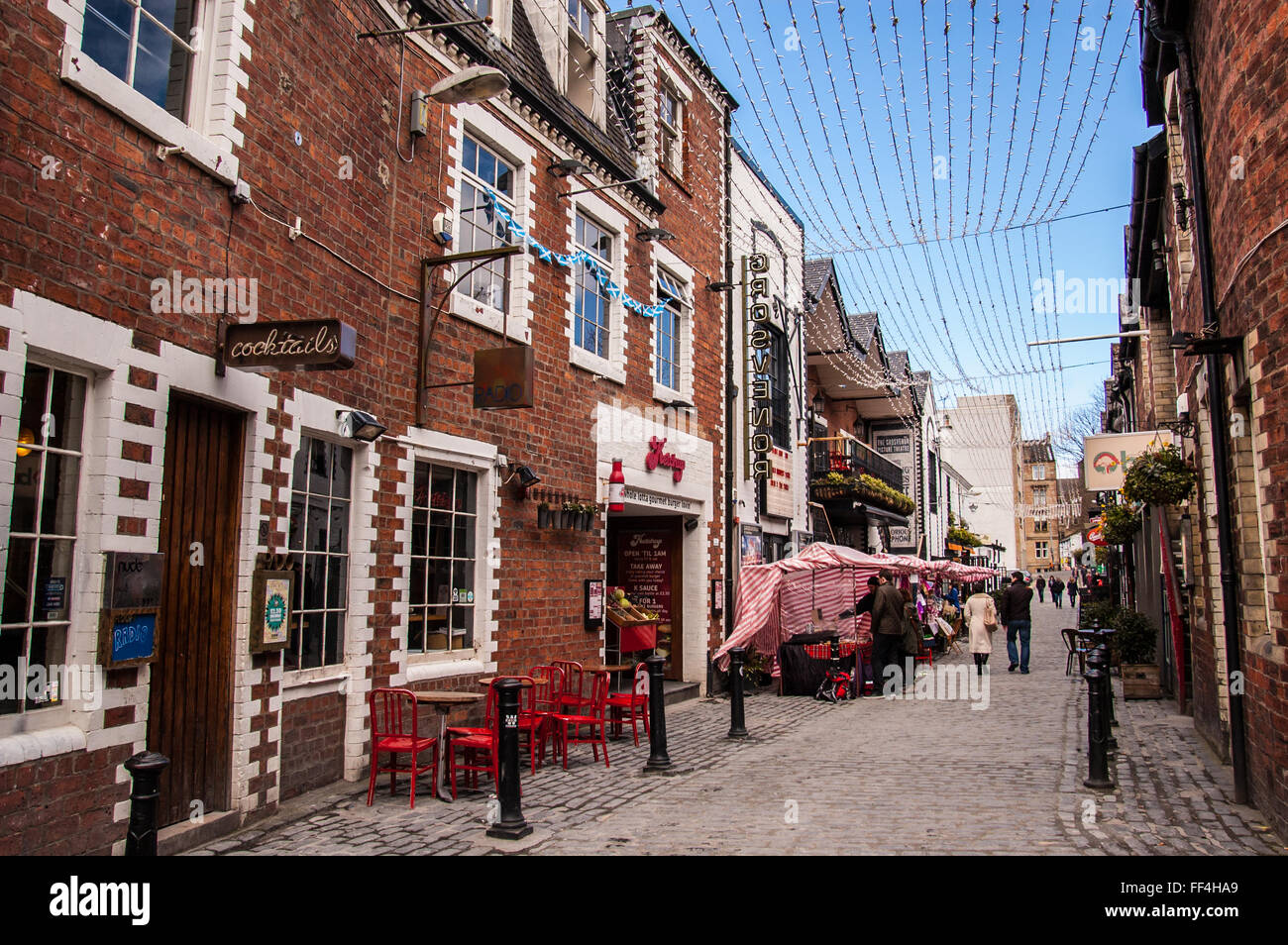 Vista di Ashton Lane, una strada di ciottoli nel West End di Glasgow piena di ristorante e caffè Foto Stock