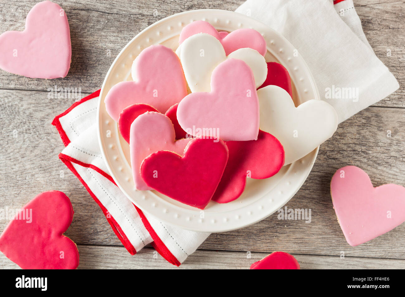 A forma di cuore il giorno di San Valentino biscotti di zucchero pronto a mangiare Foto Stock