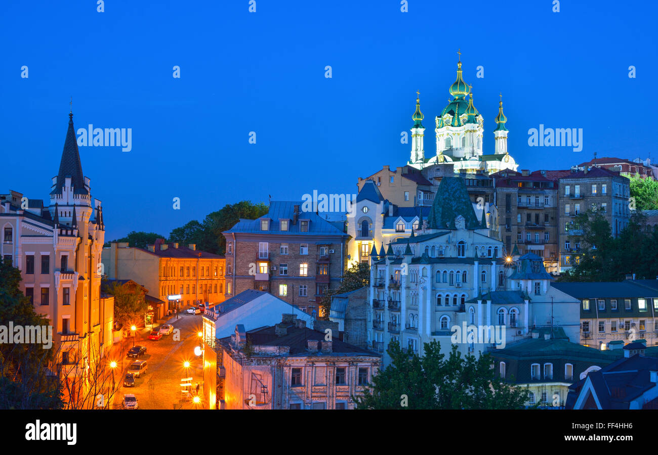 Kiev, Ucraina. Bella vista notturna della antica via Andrea della discesa e la chiesa di S. Andrea dalla collina del castello in K Foto Stock