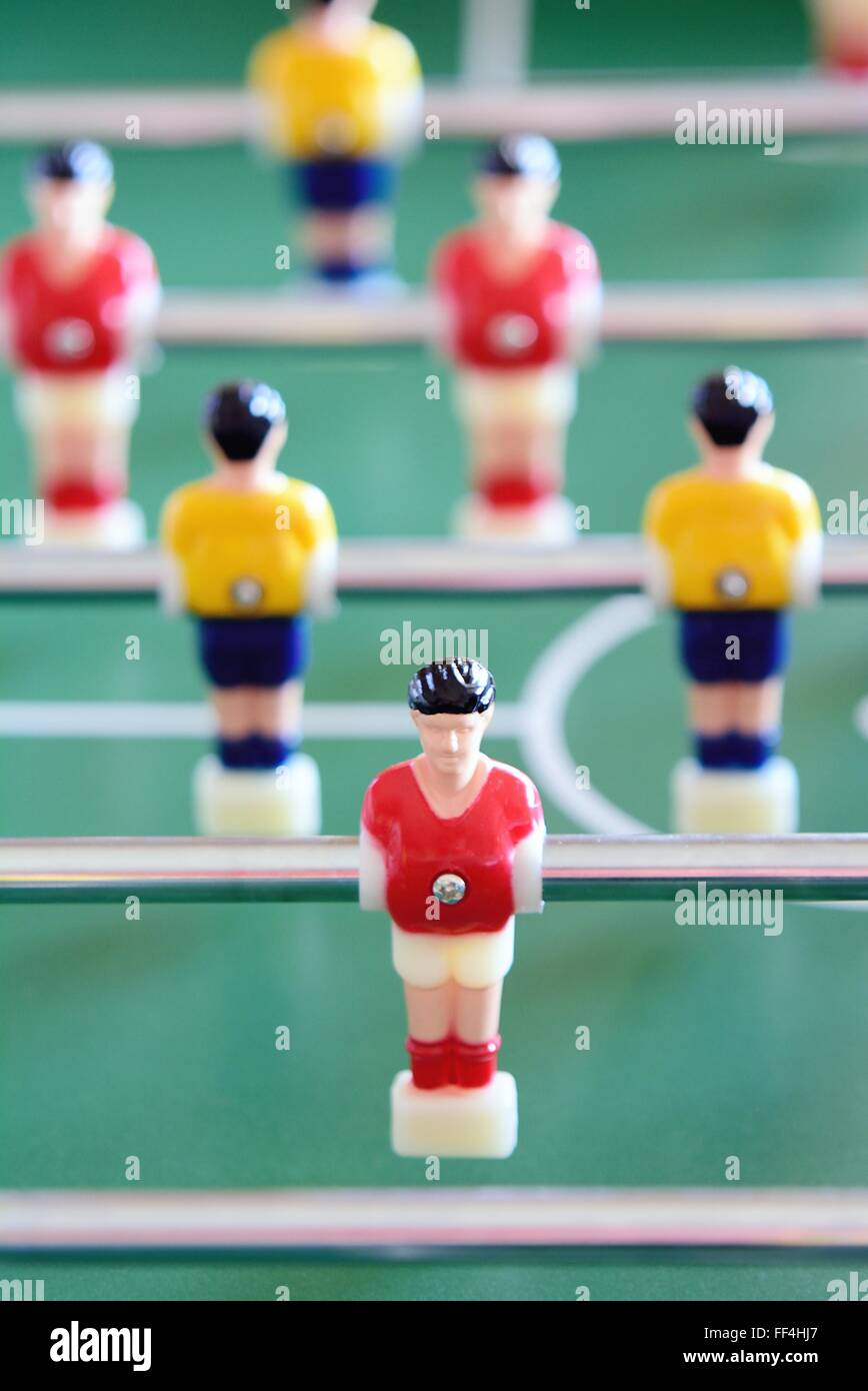 Primo piano del calcio balilla o calcetto i giocatori in rosso e giallo  maglie Foto stock - Alamy