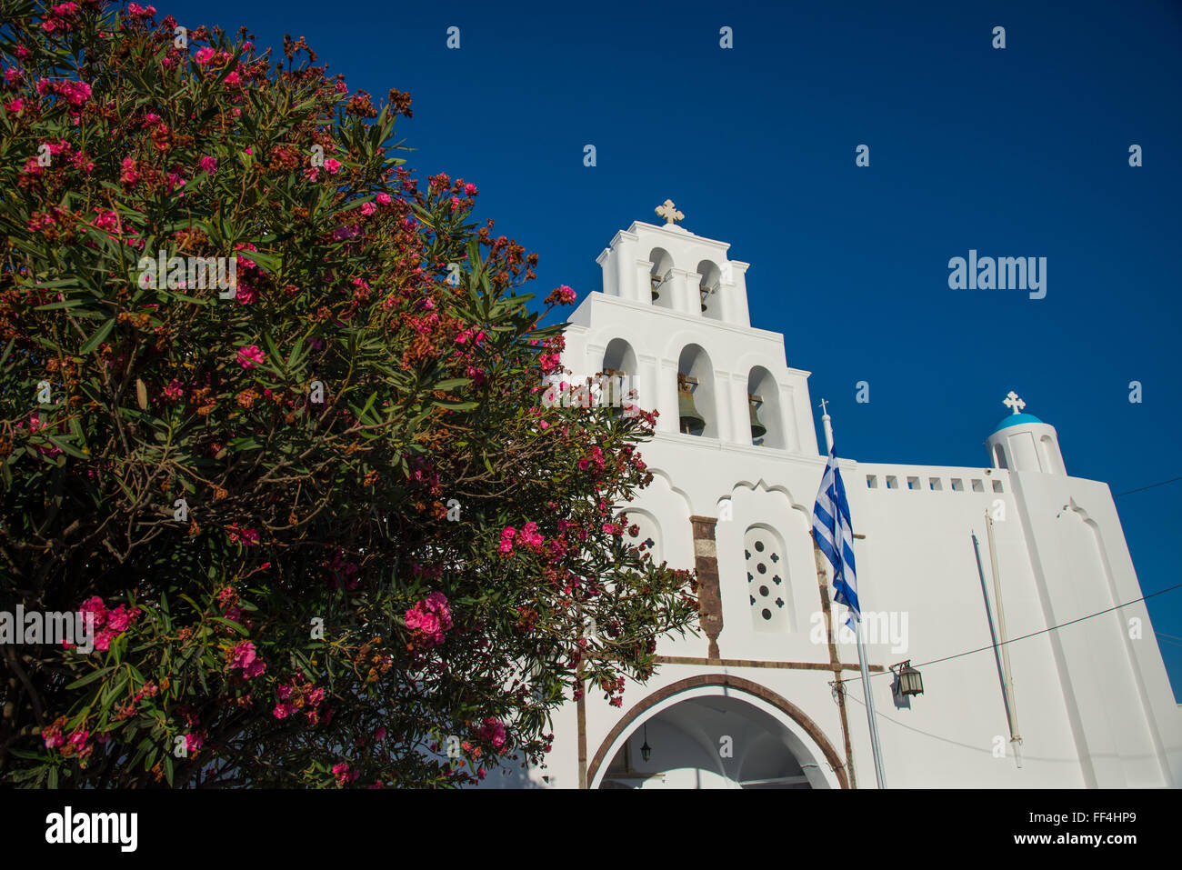 Chiesa bianca con bougainvillae a Santorini grecia Foto Stock