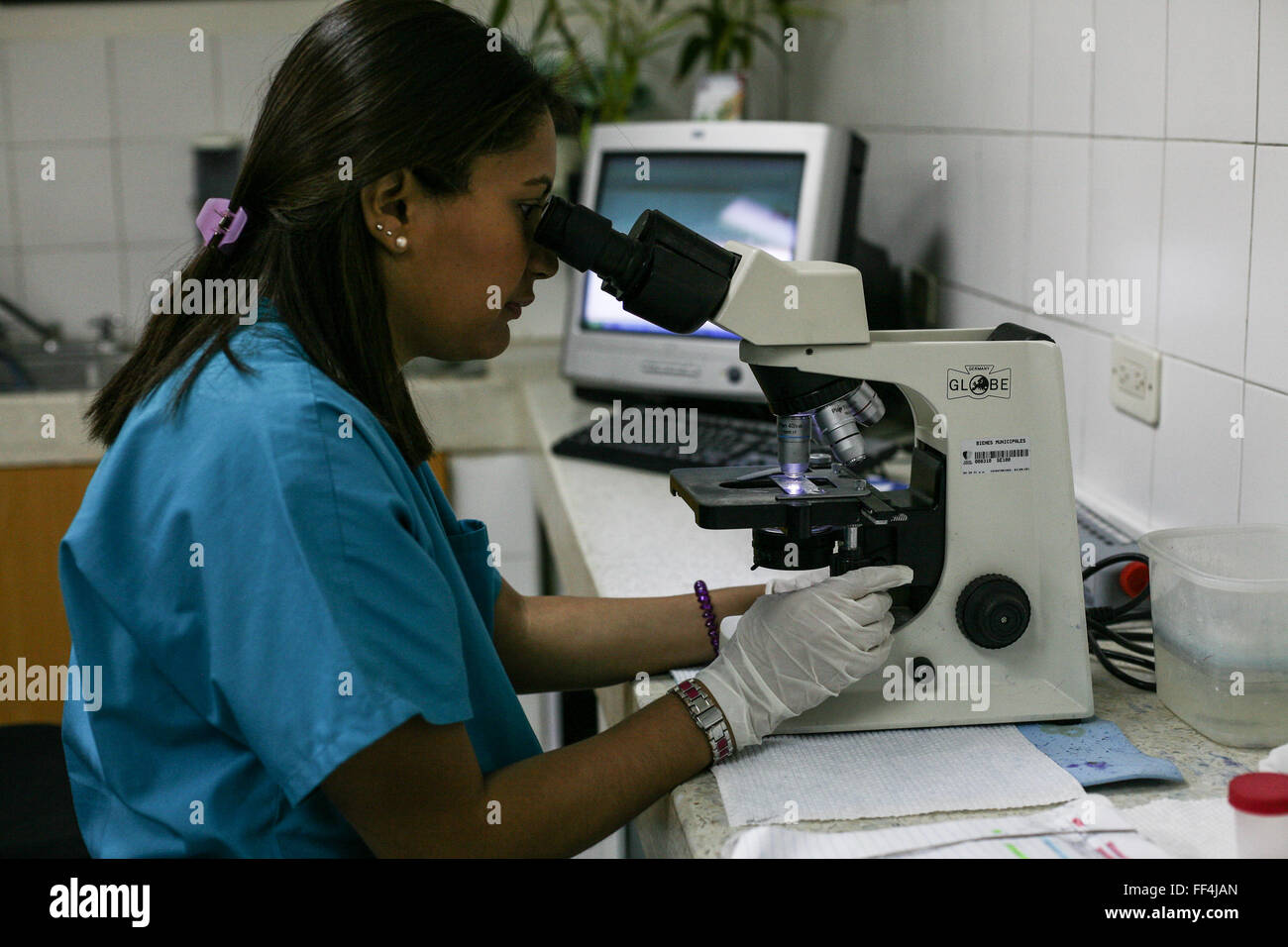 Caracas, Venezuela. 10 Febbraio, 2016. Un bioanalyst controlla in un campione di sangue alla Salud Chacao laboratorio a Caracas, Venezuela, nel febbraio 10, 2016. Un totale di 31 organizzazioni ha annunciato mercoledì che condivideranno i risultati e i dati relativi alla corrente Zika Crisi e futuro emergenze sanitarie come rapidamente e apertamente come possibile. Credito: Boris Vergara/Xinhua/Alamy Live News Foto Stock