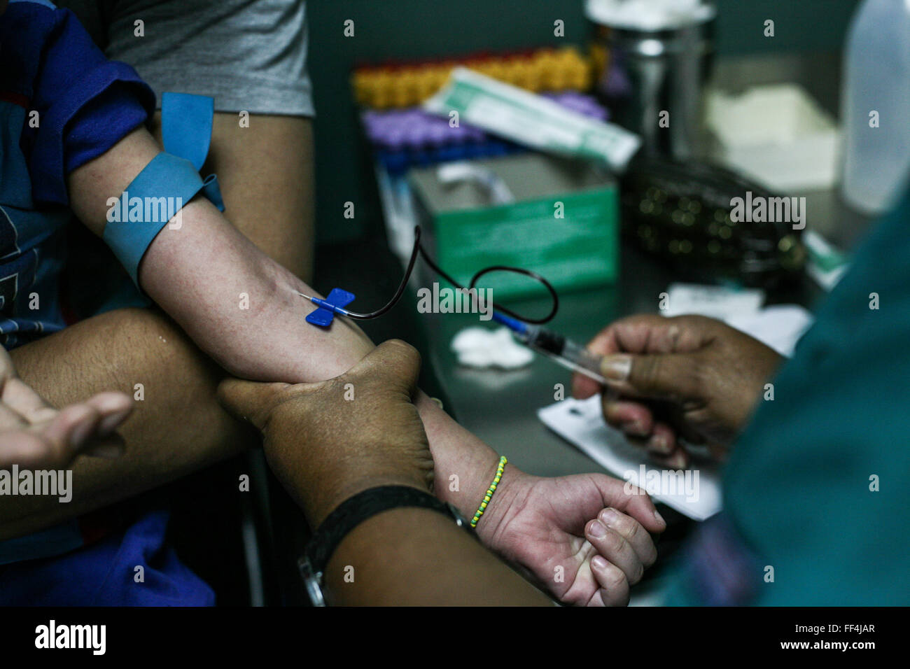 Caracas, Venezuela. 10 Febbraio, 2016. Un infermiere prende un campione di sangue per un ragazzo a La Salud Chacao laboratorio a Caracas, Venezuela, nel febbraio 10, 2016. Un totale di 31 organizzazioni ha annunciato mercoledì che condivideranno i risultati e i dati relativi alla corrente Zika Crisi e futuro emergenze sanitarie come rapidamente e apertamente come possibile. Credito: Boris Vergara/Xinhua/Alamy Live News Foto Stock