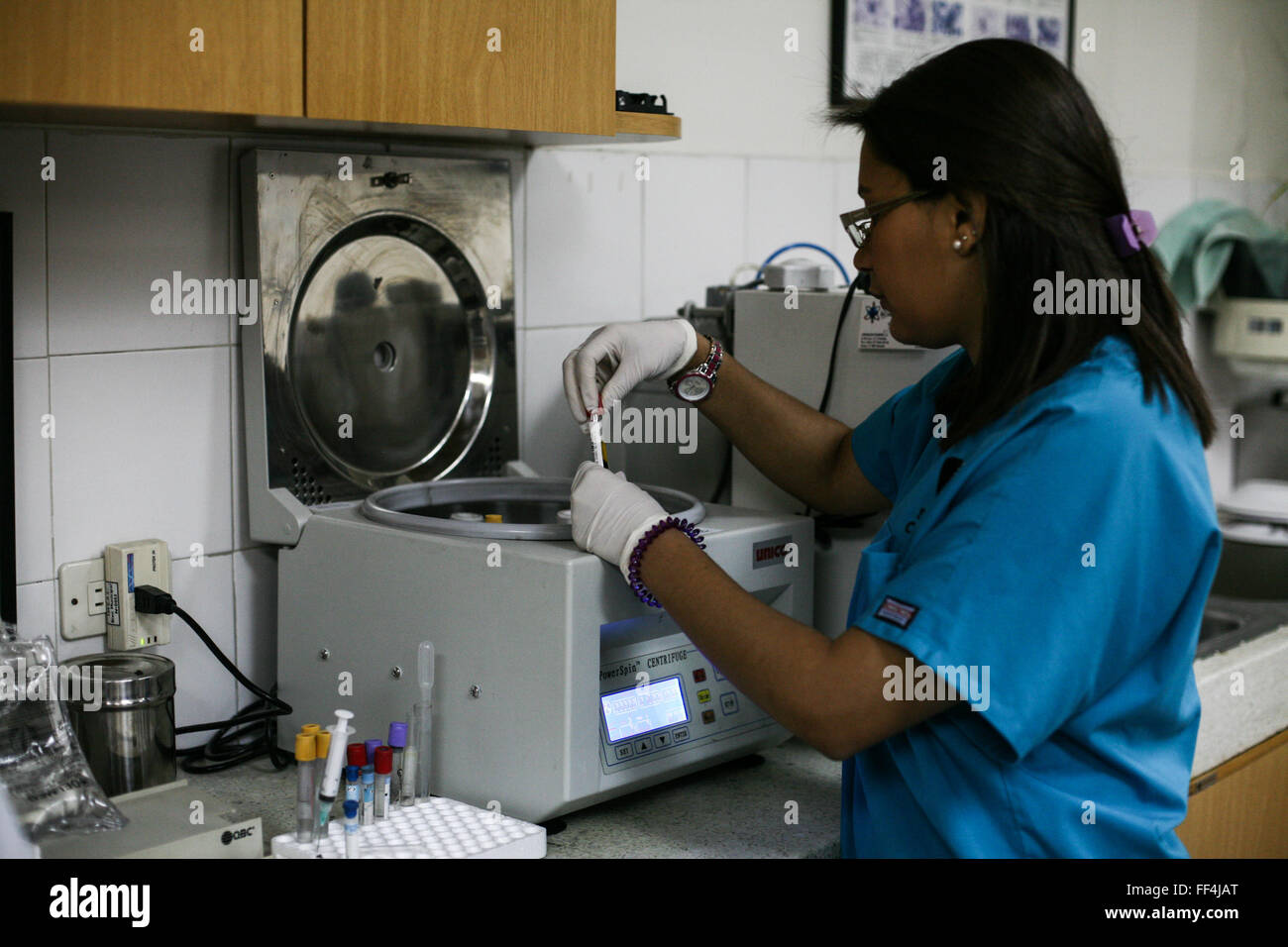 Caracas, Venezuela. 10 Febbraio, 2016. Un bioanalyst preleva un campione di sangue da una centrifuga a La Salud Chacao laboratorio a Caracas, Venezuela, nel febbraio 10, 2016. Un totale di 31 organizzazioni ha annunciato mercoledì che condivideranno i risultati e i dati relativi alla corrente Zika Crisi e futuro emergenze sanitarie come rapidamente e apertamente come possibile. Credito: Boris Vergara/Xinhua/Alamy Live News Foto Stock
