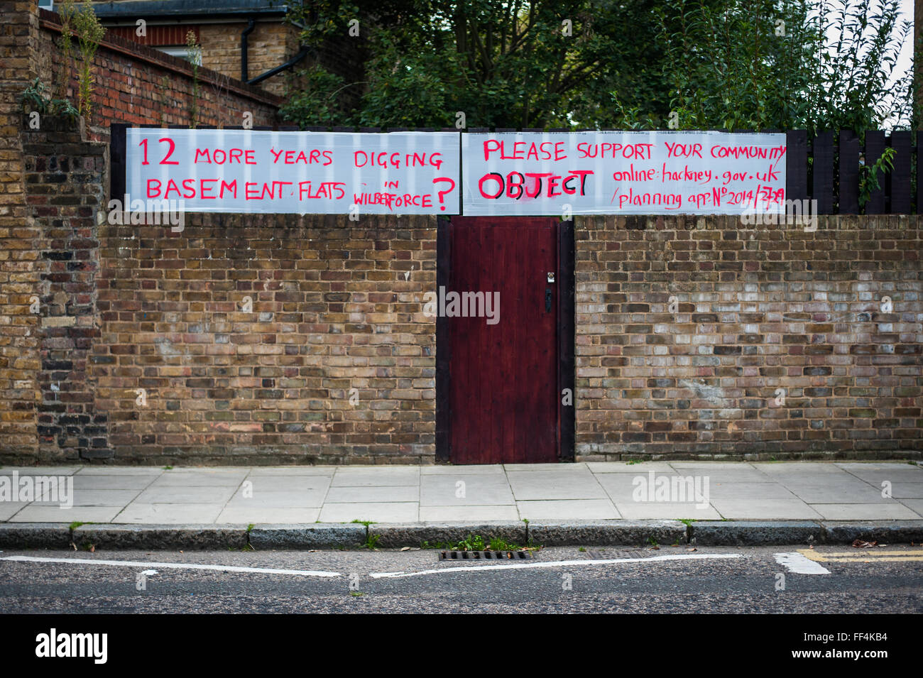 Obiezione di quartiere per la costruzione di appartamenti nel seminterrato, Finsbury Park, Londra Foto Stock