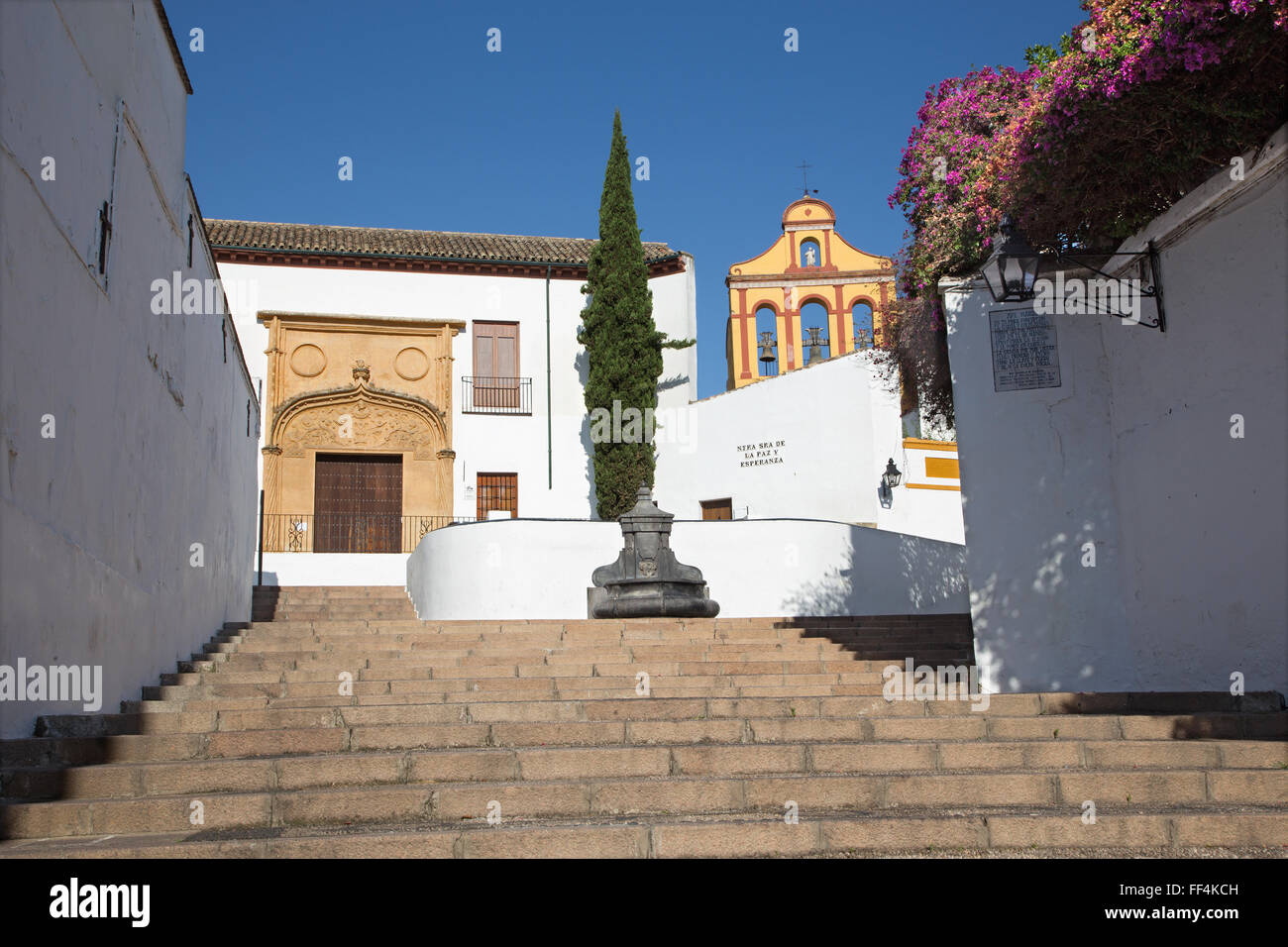 Cordoba - Calle Cuesta del Bailio street e la cappella Capilla de Nuestra Senora de la Paz y esperanza. Foto Stock