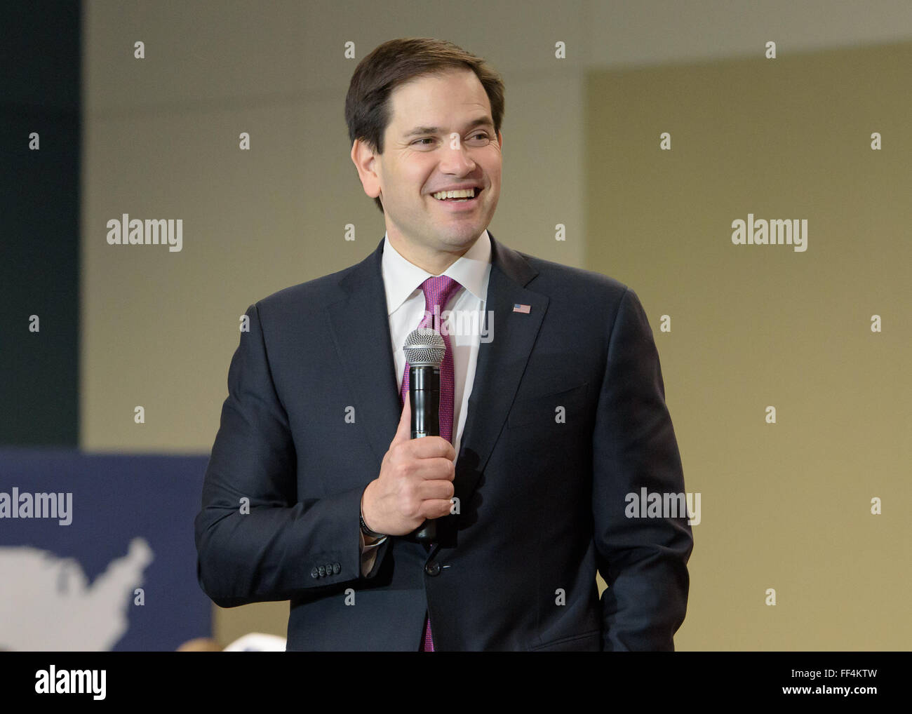 Columbia nella Carolina del Sud, Stati Uniti d'America. Il 10 febbraio, 2016. Il candidato presidenziale Marco Rubio(R) mantiene una politica dei rally presso la Columbia Metropolitan Convention Center. L'evento è stato ospitato dalla Junior il Senatore della Carolina del Sud Tim Scott. Credito: schiacciare il lettore Rush/Alamy Live News Foto Stock