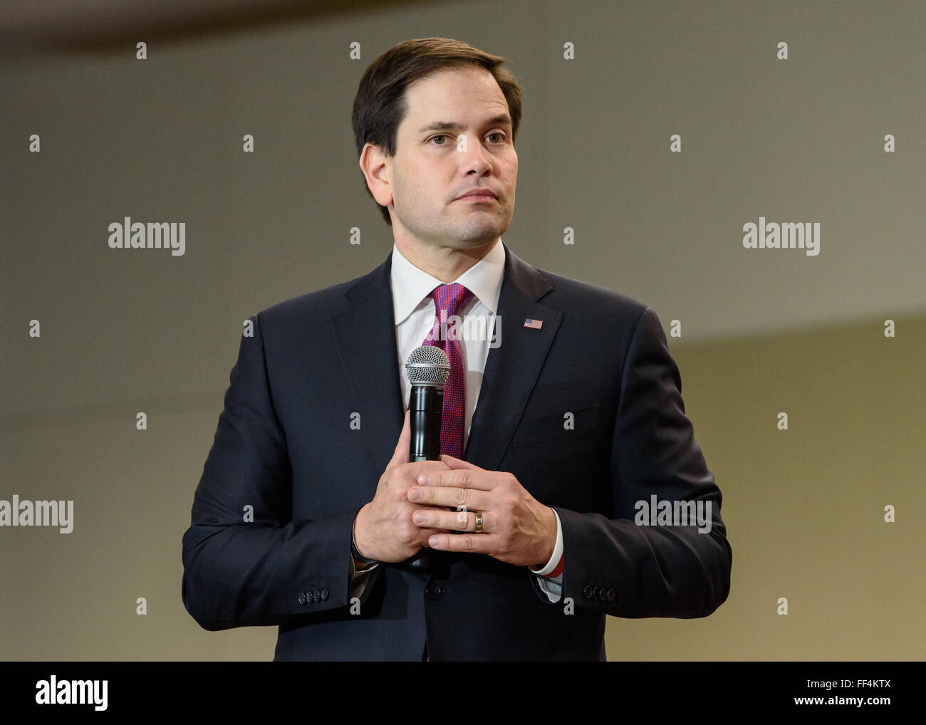 Columbia nella Carolina del Sud, Stati Uniti d'America. Il 10 febbraio, 2016. Il candidato presidenziale Marco Rubio(R) mantiene una politica dei rally presso la Columbia Metropolitan Convention Center. L'evento è stato ospitato dalla Junior il Senatore della Carolina del Sud Tim Scott. Credito: schiacciare il lettore Rush/Alamy Live News Foto Stock