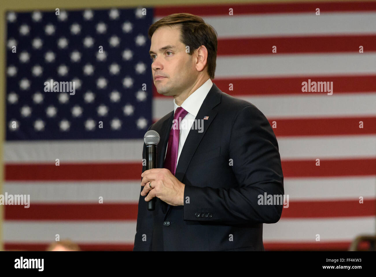 Columbia nella Carolina del Sud, Stati Uniti d'America. Il 10 febbraio, 2016. Il candidato presidenziale Marco Rubio(R) mantiene una politica dei rally presso la Columbia Metropolitan Convention Center. L'evento è stato ospitato dalla Junior il Senatore della Carolina del Sud Tim Scott. Credito: schiacciare il lettore Rush/Alamy Live News Foto Stock