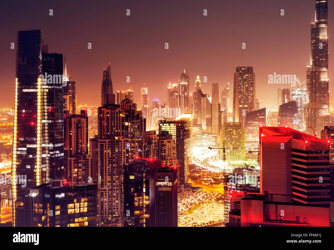 Dubai città di notte, bellissimo paesaggio notturno, moderno alti grattacieli incandescente con molte luci, edifici di lusso negli EMIRATI ARABI UNITI Foto Stock