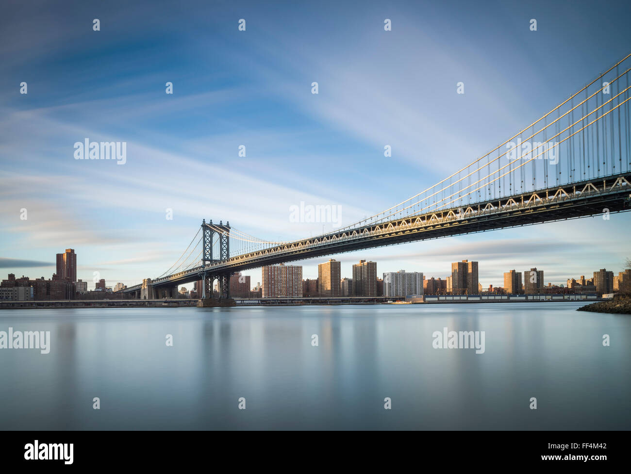 Guardando verso il ponte di Manhattan in tutta l'East River da Brooklyn, New York, New York, Stati Uniti d'America Foto Stock