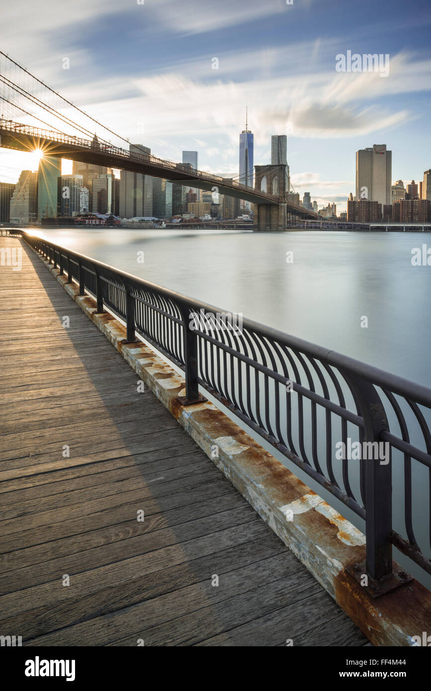 Guardando verso la parte inferiore di Manhattan e Brooklyn Bridge in tutta l'East River da Brooklyn, New York, New York, Stati Uniti d'America Foto Stock