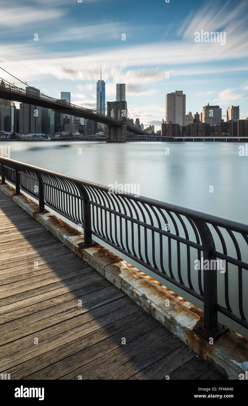 Guardando verso la parte inferiore di Manhattan e Brooklyn Bridge in tutta l'East River da Brooklyn, New York, New York, Stati Uniti d'America Foto Stock