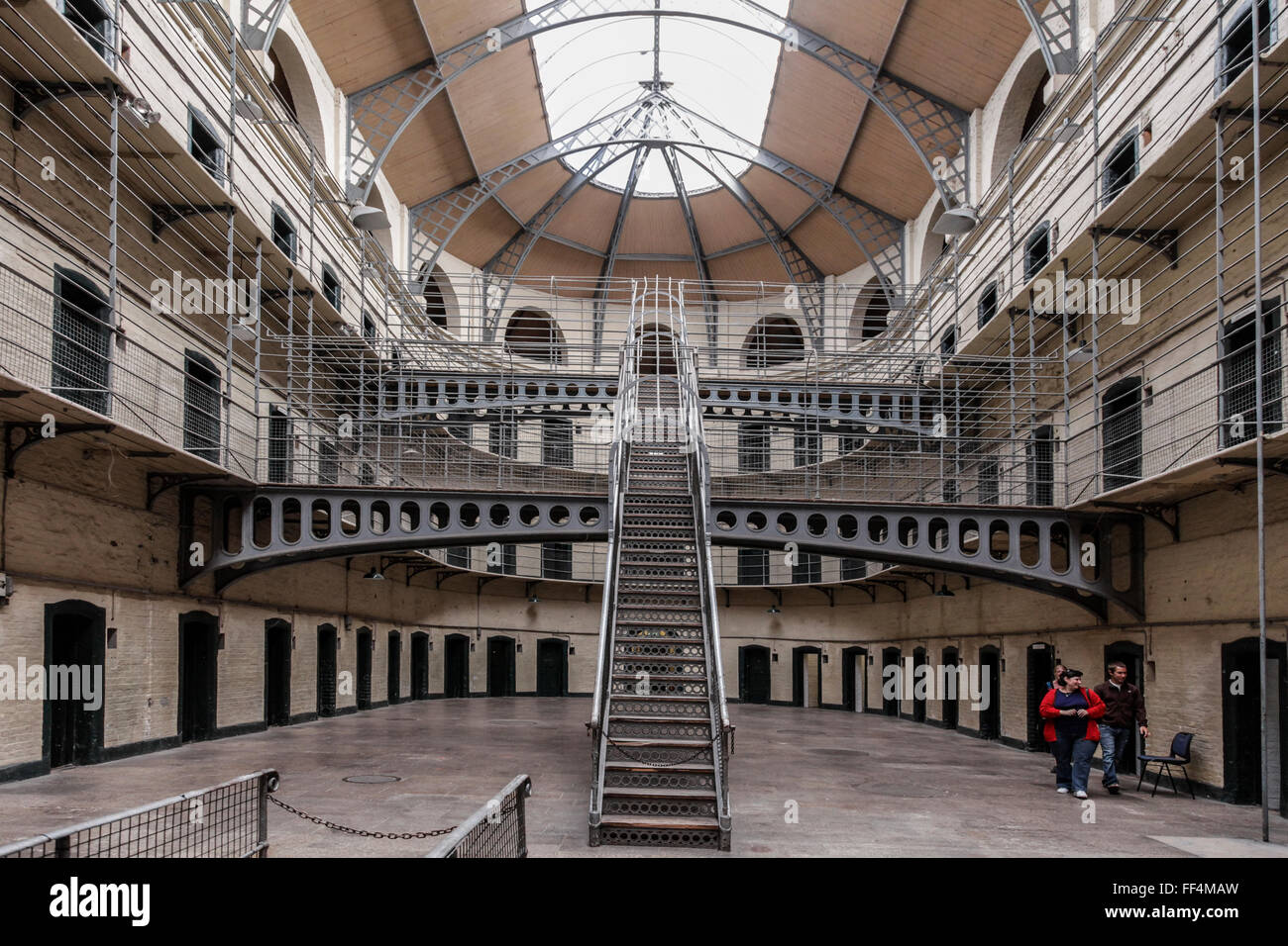 I turisti in stile vittoriano Ala Est, Kilmainham Gaol, Dublino, famigerata prigione irlandese e iconico luogo di molti film. Foto Stock