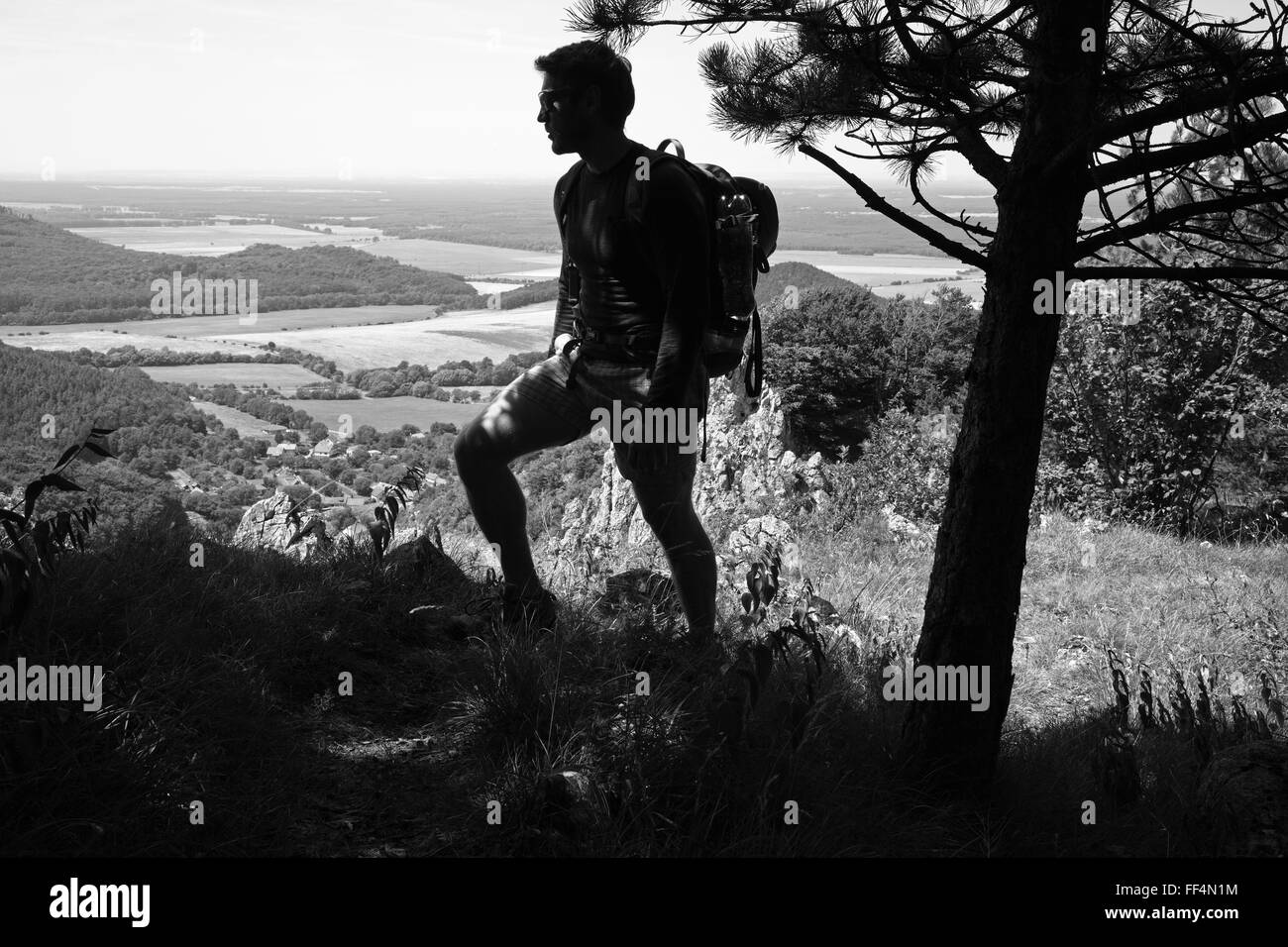 La silhouette di un uomo sulla sommità delle colline a trekking Foto Stock