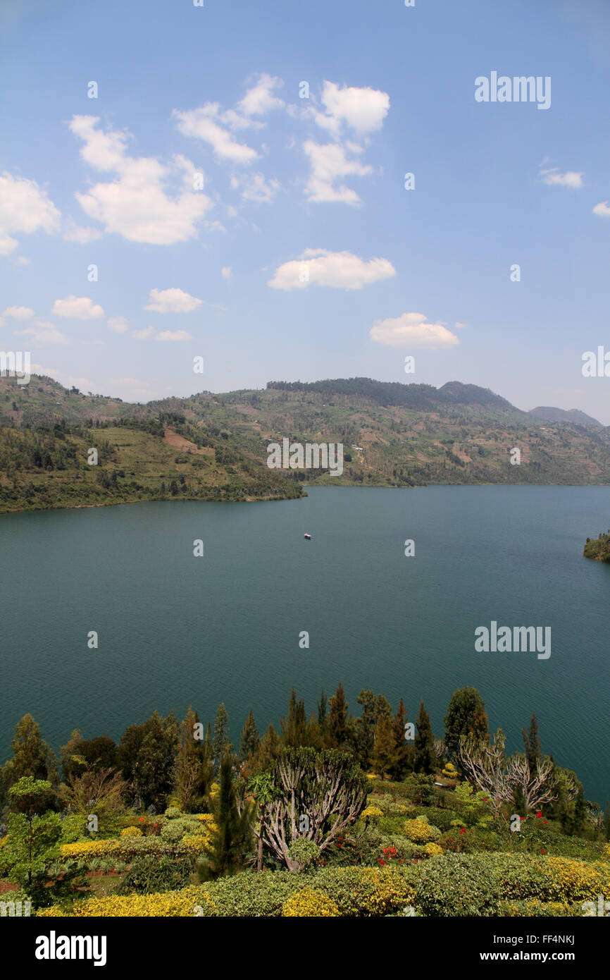 Un grazioso guardando il lago con le colline circostanti in una bella giornata di sole Foto Stock