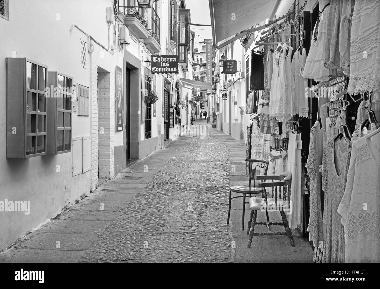 CORDOBA, Spagna - 26 Maggio 2015: la strada Velasques Bosco con i piccoli negozi e bar. Foto Stock