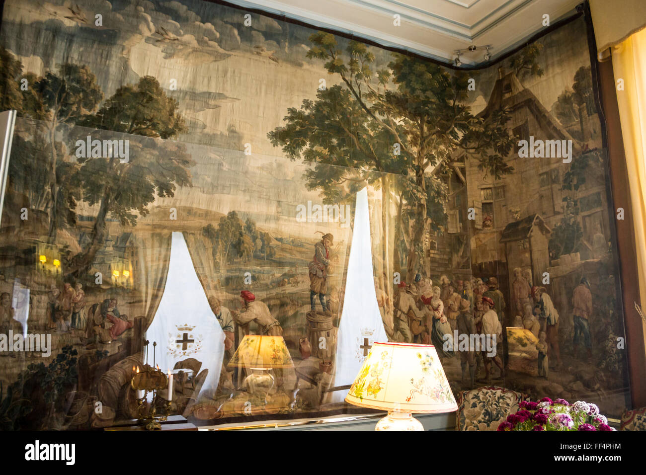 Dettaglio di un arazzo dipinto sulle pareti di una sala ornata all'interno del castello di Cheverny, Valle della Loira, Francia Foto Stock