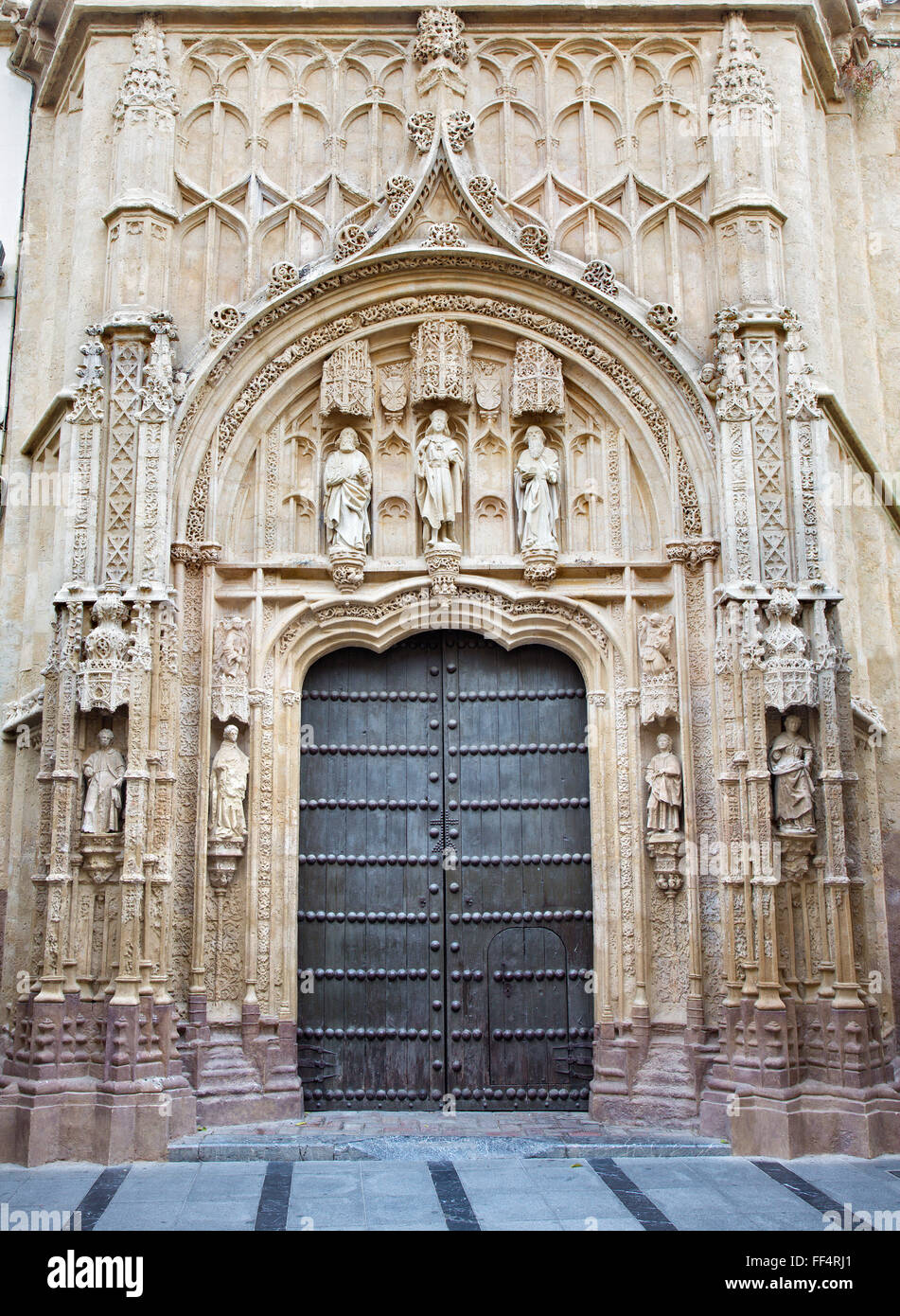 CORDOBA, Spagna - 26 Maggio 2015: il portale gotico del Royal Hospital San Sebastian costruito su disegno di Hernan Ruiz, El Viejo. Foto Stock