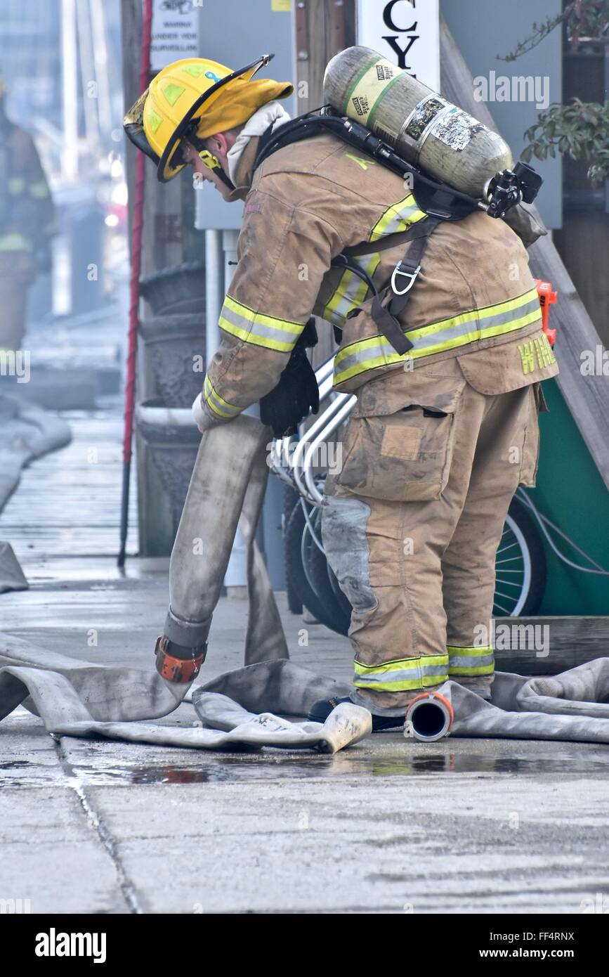 Annapolis fire fighters estinguere un incendio allo Yacht Club Foto Stock