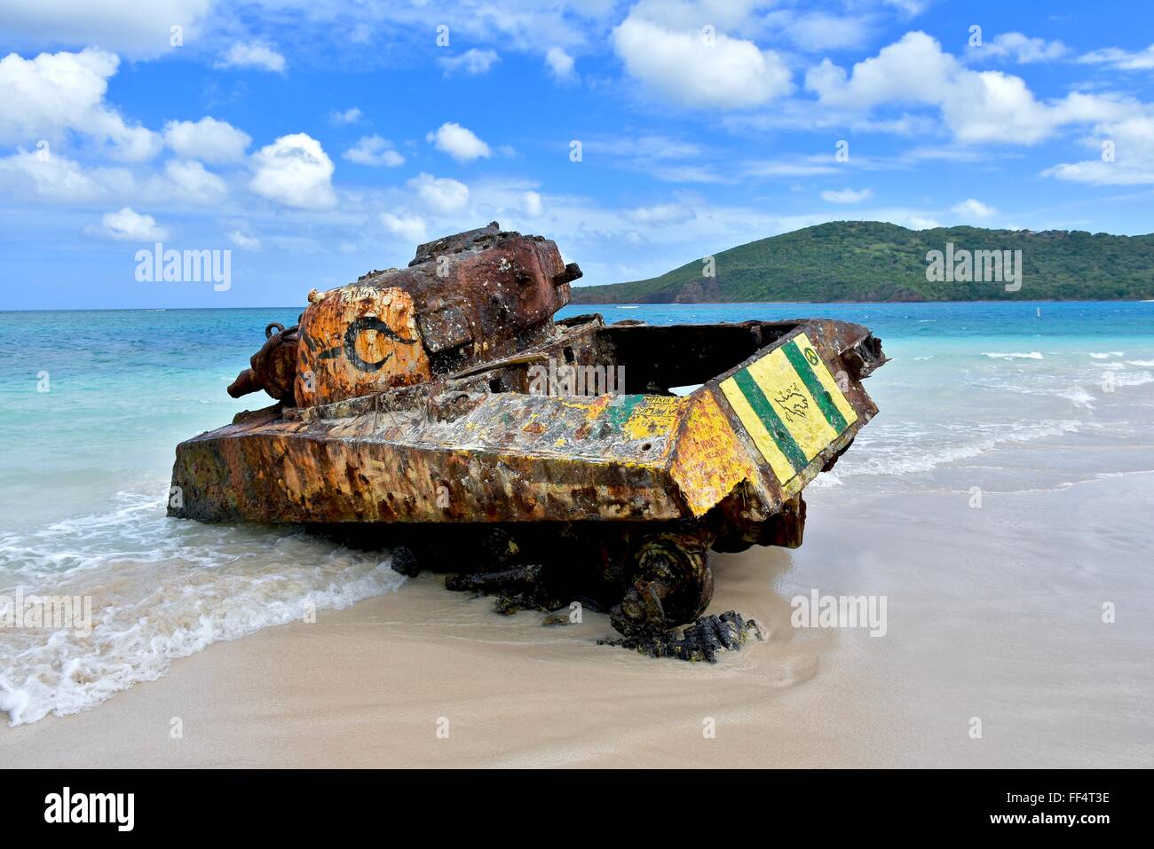 Il vecchio serbatoio militare abbandonato sulla spiaggia di flamenco di Culebra Island, Puerto Rico, STATI UNITI D'AMERICA Foto Stock