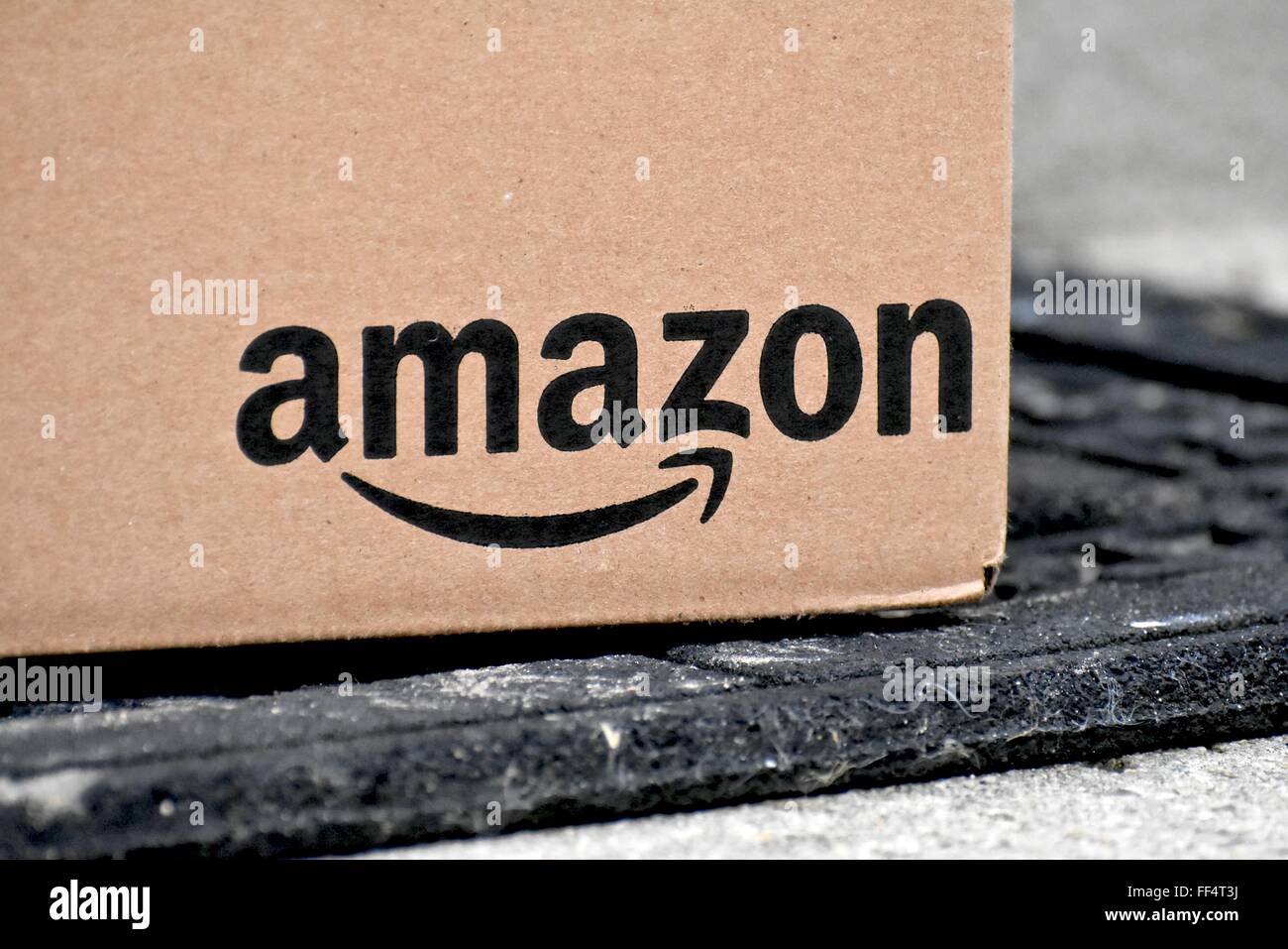 Amazon box consegnati ad un home Foto Stock