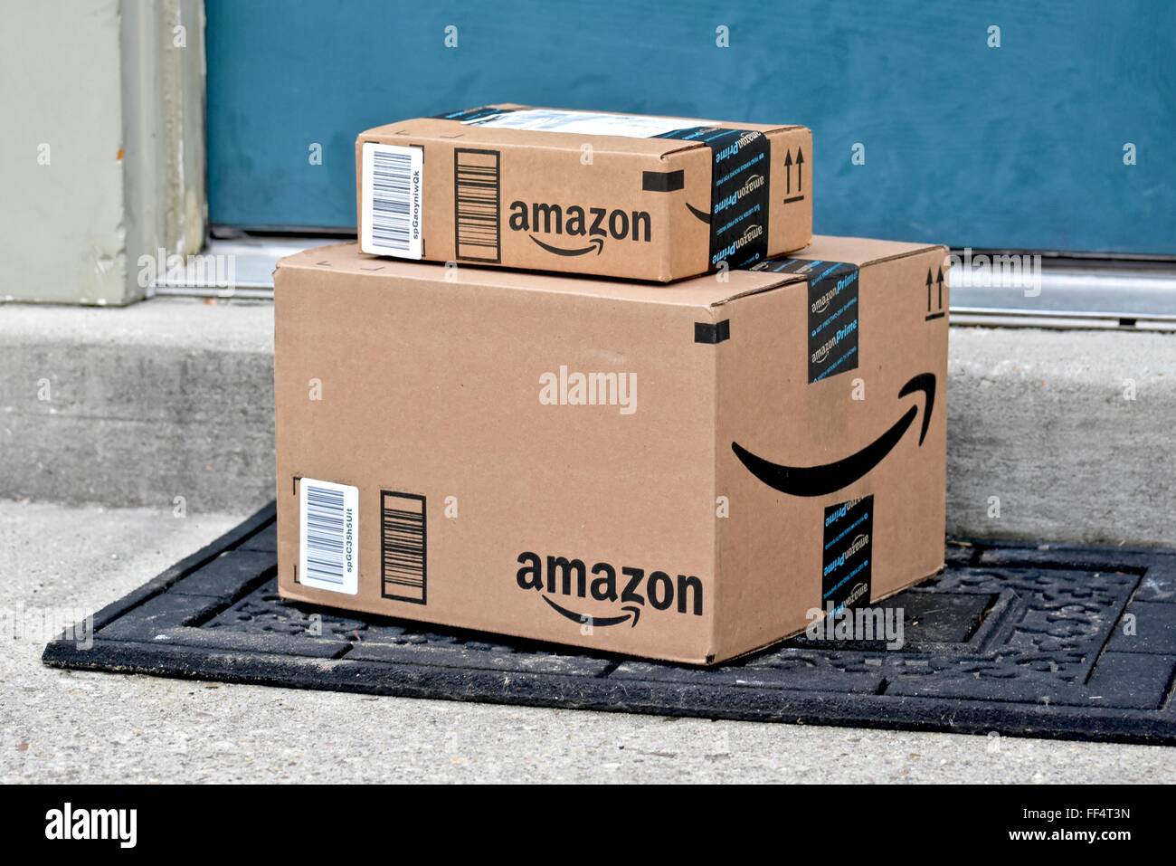 Amazon box consegnati ad un home Foto Stock