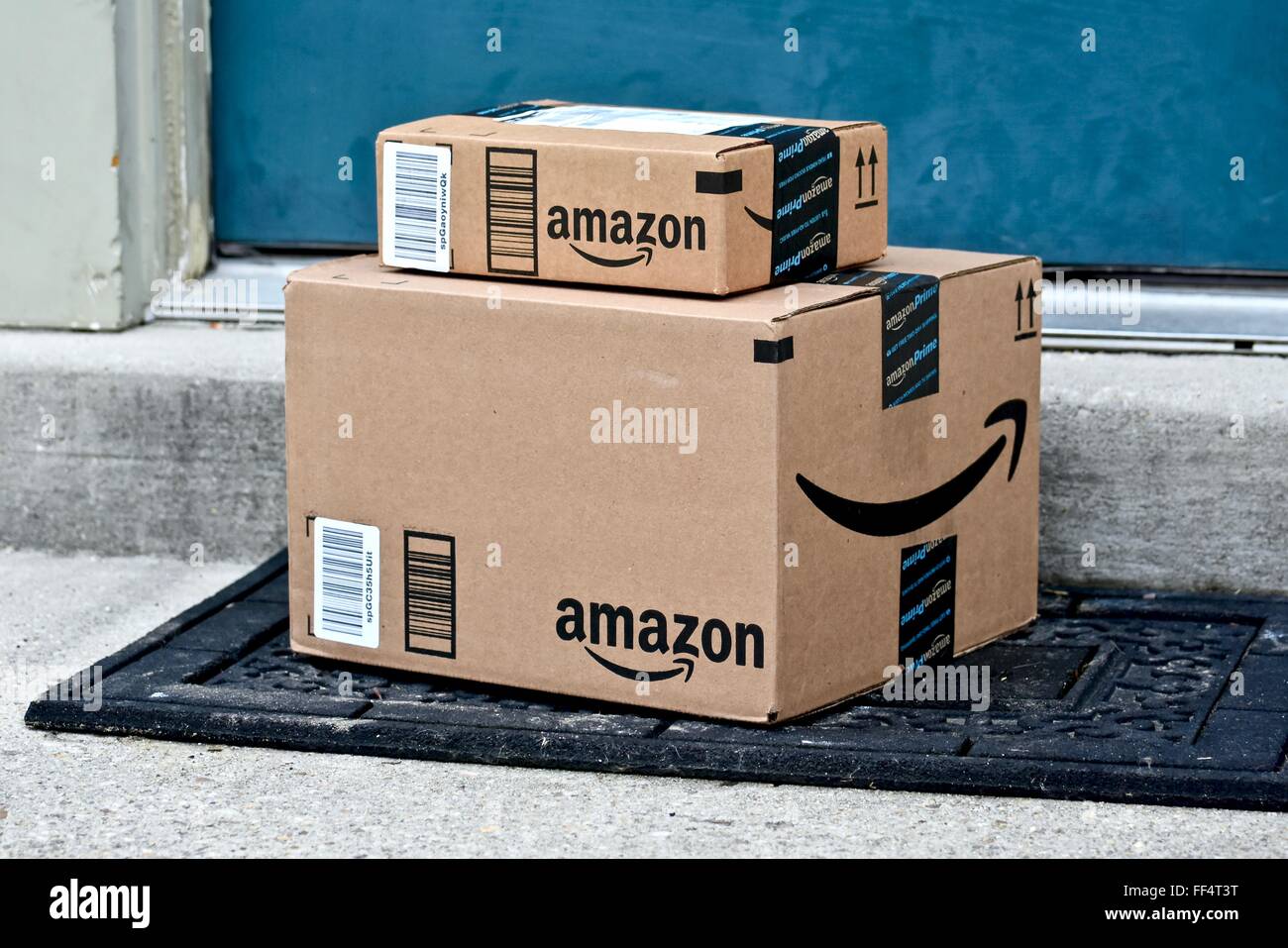 Amazon box consegnati ad un home Foto Stock