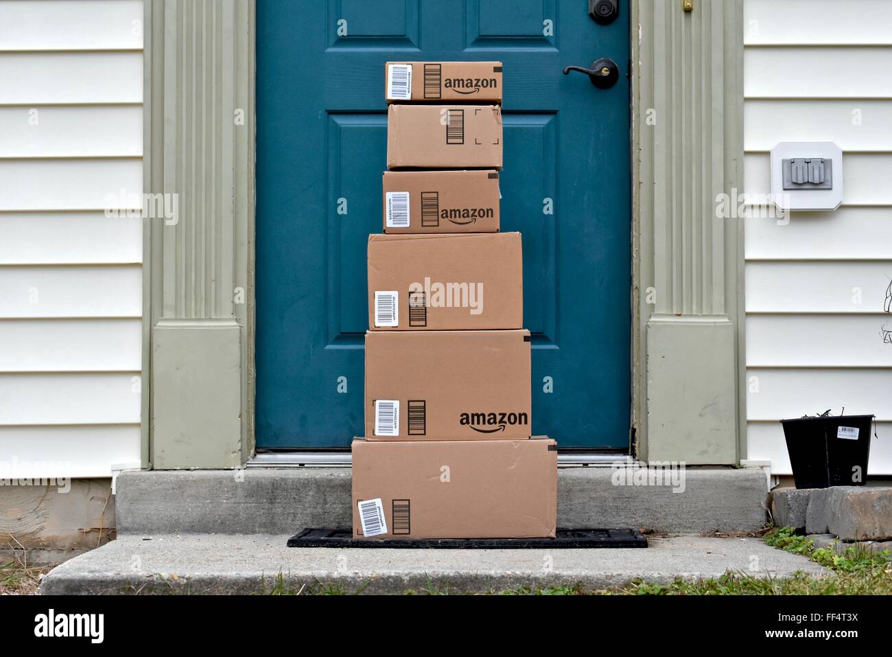 Amazon box consegnati ad un home Foto Stock