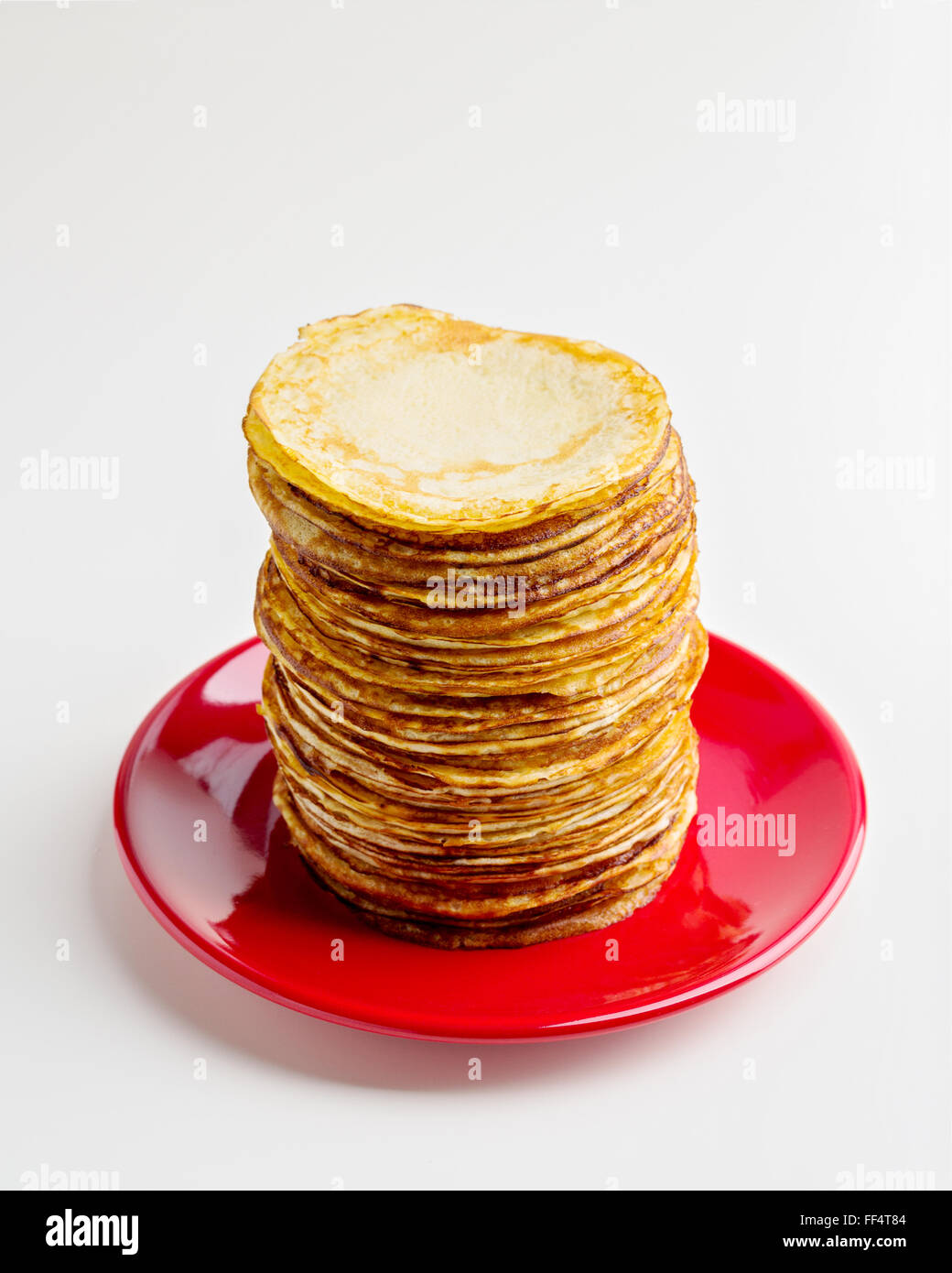 Pancake alla settimana. Frittelle su una piastra isolata su uno sfondo bianco. Messa a fuoco selettiva. Foto Stock