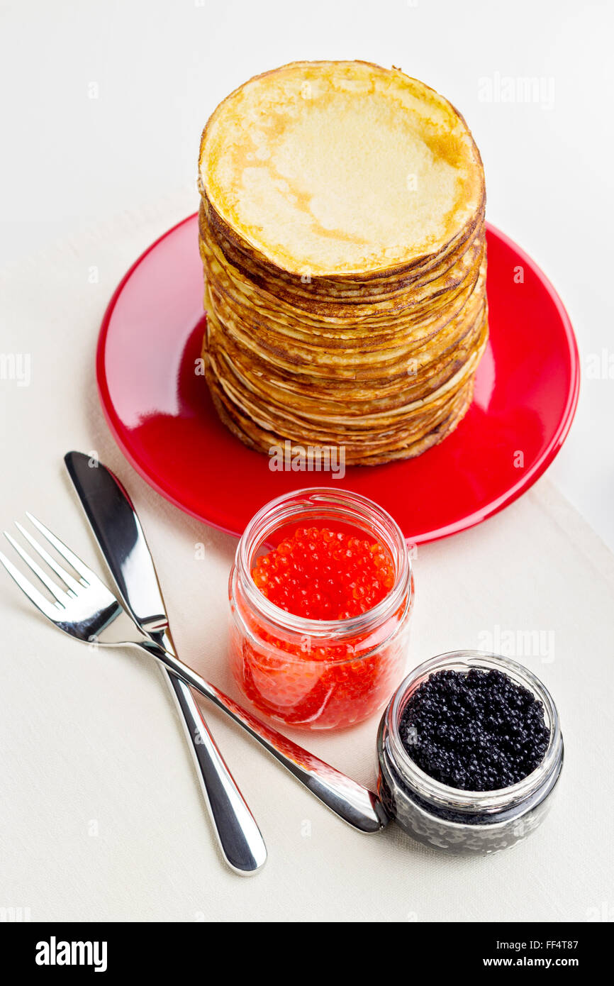 Pancake alla settimana. Frittelle con il rosso e il nero caviale. Messa a fuoco selettiva. Foto Stock