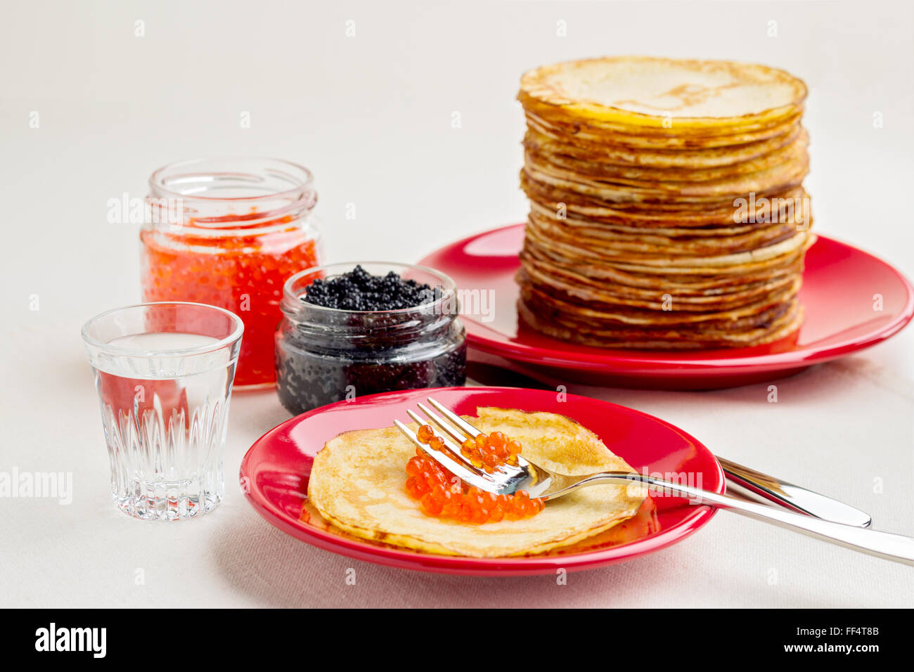 Pancake alla settimana. Frittelle con il rosso e il nero caviale. Messa a fuoco selettiva. Foto Stock