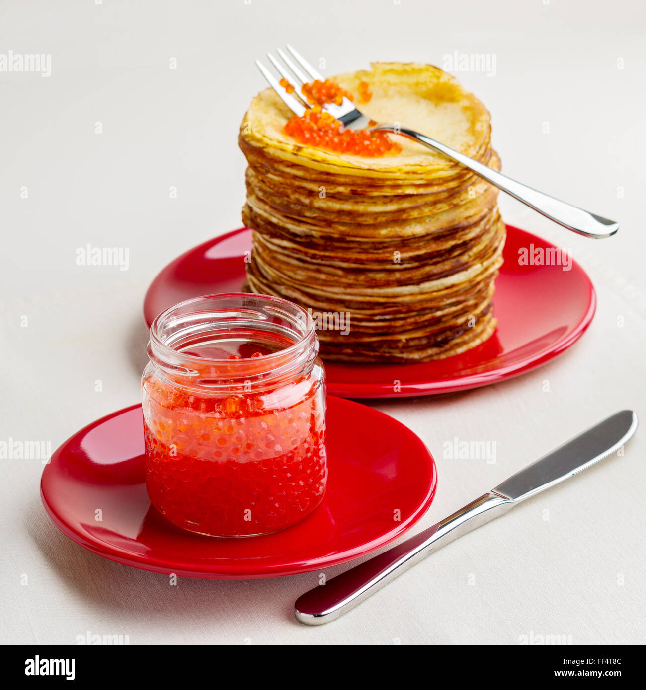 Pancake alla settimana. Frittelle con caviale rosso. Messa a fuoco selettiva. Foto Stock