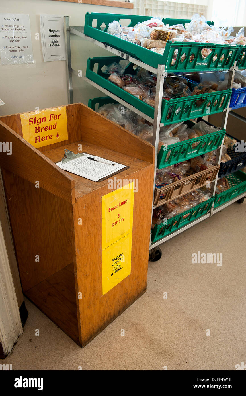 Una comunità dispensa alimentare a Portland, Oregon serve a tutti coloro che hanno bisogno di cibo come lungo come i loro negozi di tenere fuori Foto Stock