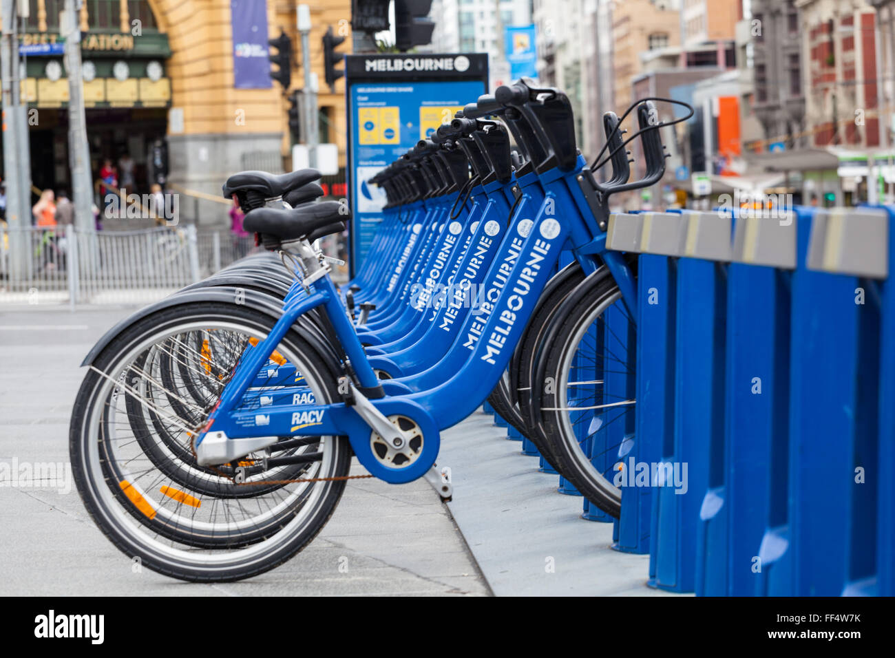 MELBOURNE - Jan 31 2016: fila di città blu biciclette sulle strade di Melbourne. Foto Stock