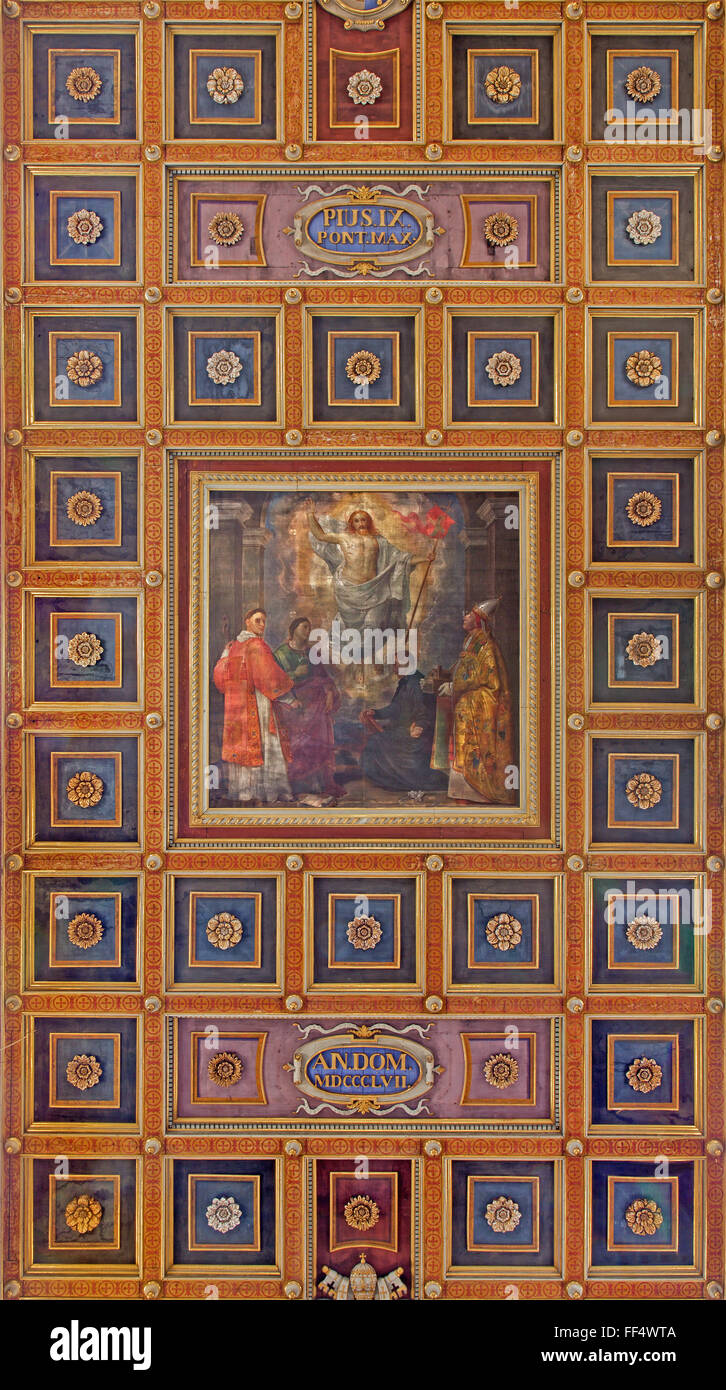 Roma, Italia - 2015: La cofferd soffitto intagliato con l'affresco del Cristo risorto tra i santi di Roberto Bompianiin,1860 Foto Stock