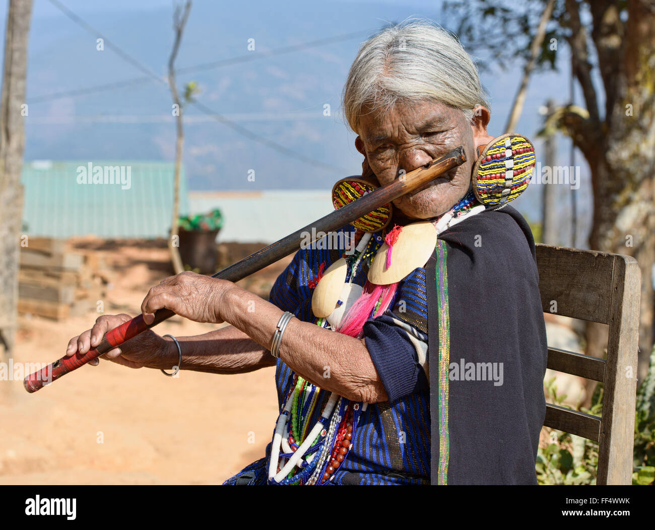 Yaw Shen, un Magan mento della donna con la faccia di tatuaggi, riproduce il naso tradizionale flauto, Foto Stock