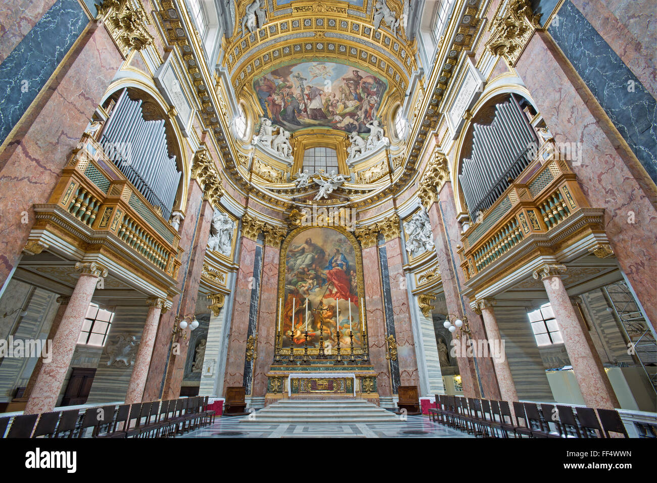 Roma, Italia - 25 Marzo 2015: il presbiterio della chiesa barocca Basilica dei Santi Ambrogio e Carlo al Corso. Foto Stock